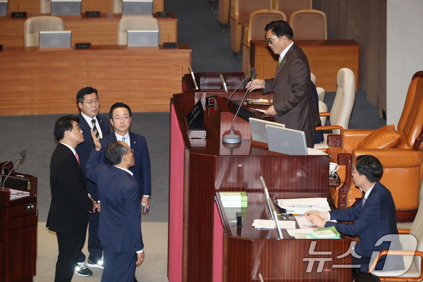 추경호 국민의힘 원내대표가 25일 오후 서울 여의도 국회에서 열린 본회의에서 의사진행과 관련해 우원식 국회의장에게 항의하고 있다. 2024.7.25/뉴스1 ⓒ News1 이광호 기자