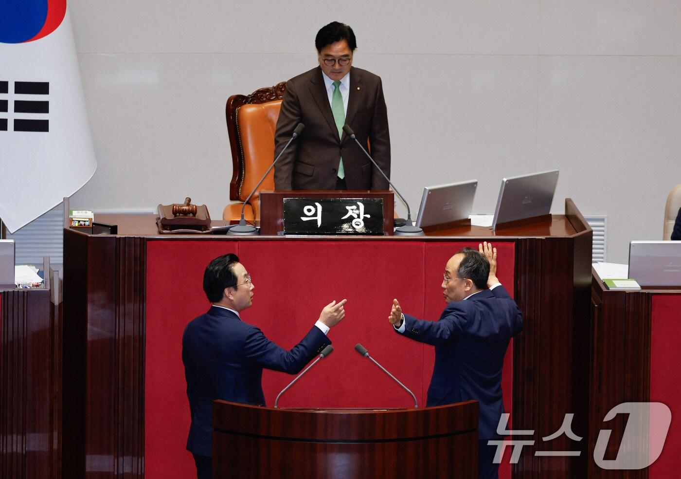 박성준 더불어민주당 원내수석부대표, 추경호 원내대표가 25일 오후 서울 여의도 국회에서 열린 제416회국회&#40;임시회&#41; 제1차 본회의에서 우원식 국회의장에게 가 의사진행 관련 대화를 하고 있다. 2024.7.25/뉴스1 ⓒ News1 안은나 기자