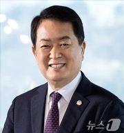 서동욱 남구청장은 2024년도 대한민국 자치발전대상에서 울산 유일 전국 지방자치단체장 중 18명만 선정하는 기초 부문에 선정됐다.&#40;남구청 제공&#41;