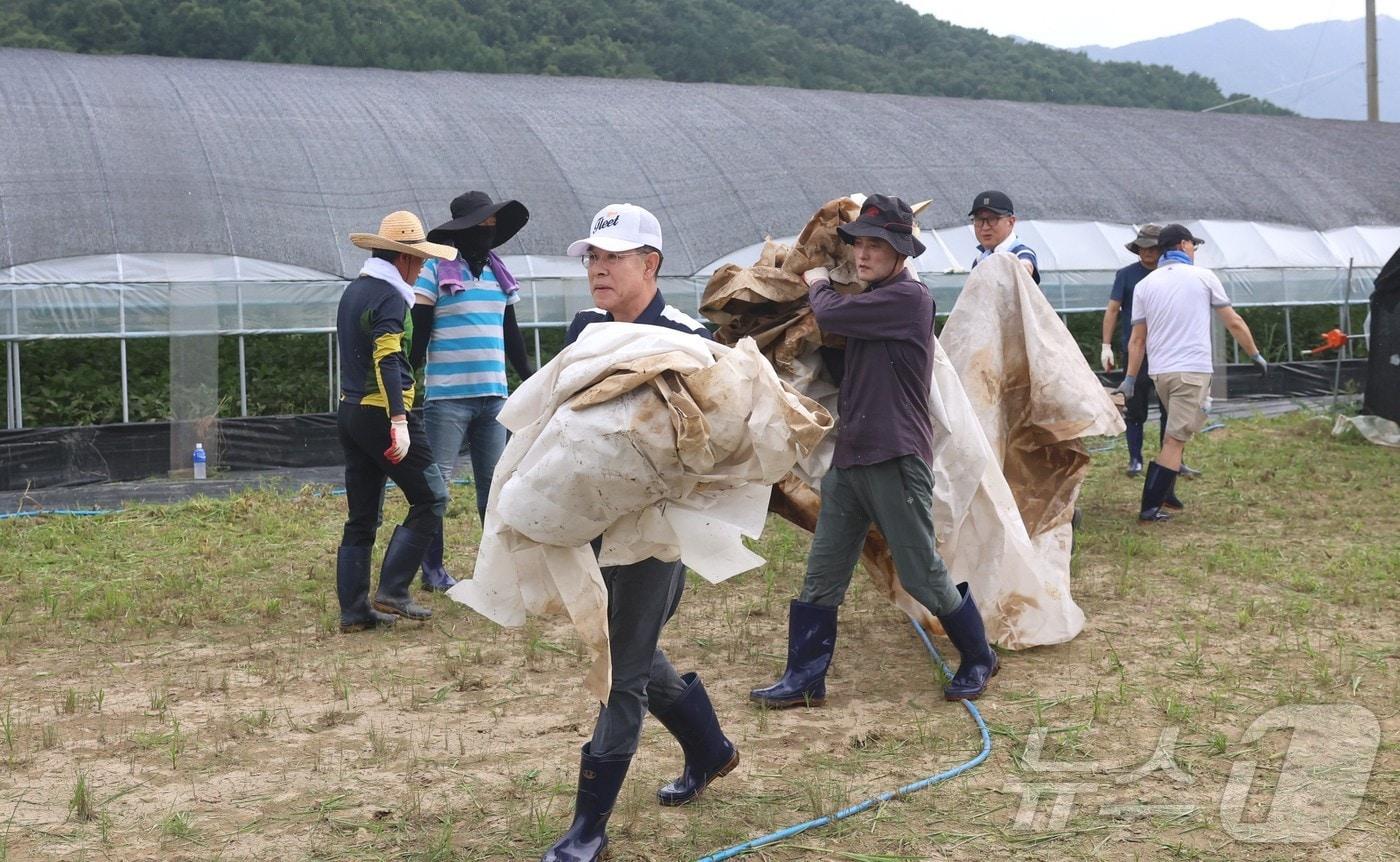 이응우 계룡시장&#40;맨 앞&#41;이 엄사면 광석리 수해피해 농가에서 폐비닐을 수거하고 있다. &#40;계룡시 제공&#41; /뉴스1