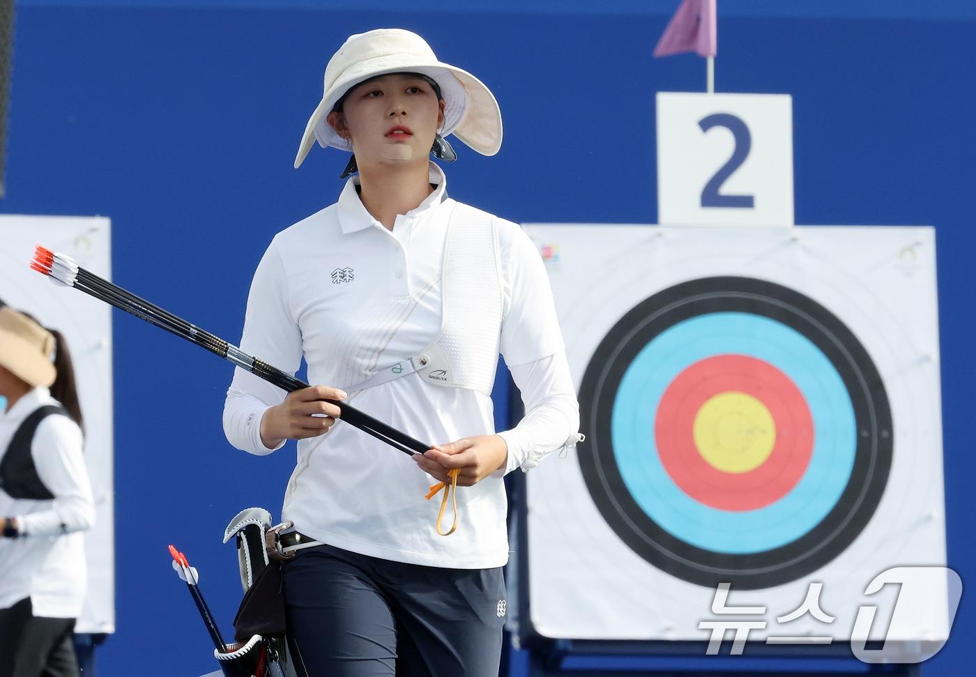 2024 파리올림픽 대한민국 양궁대표팀 임시현을 비롯한 각 국 선수들이 25일&#40;한국시간&#41; 프랑스 파리 레쟁발리드에서 열린 여자 개인 랭킹 라운드에서 점수 확인을 위해 이동하고 있다. 2024.7.25/뉴스1 ⓒ News1 이동해 기자