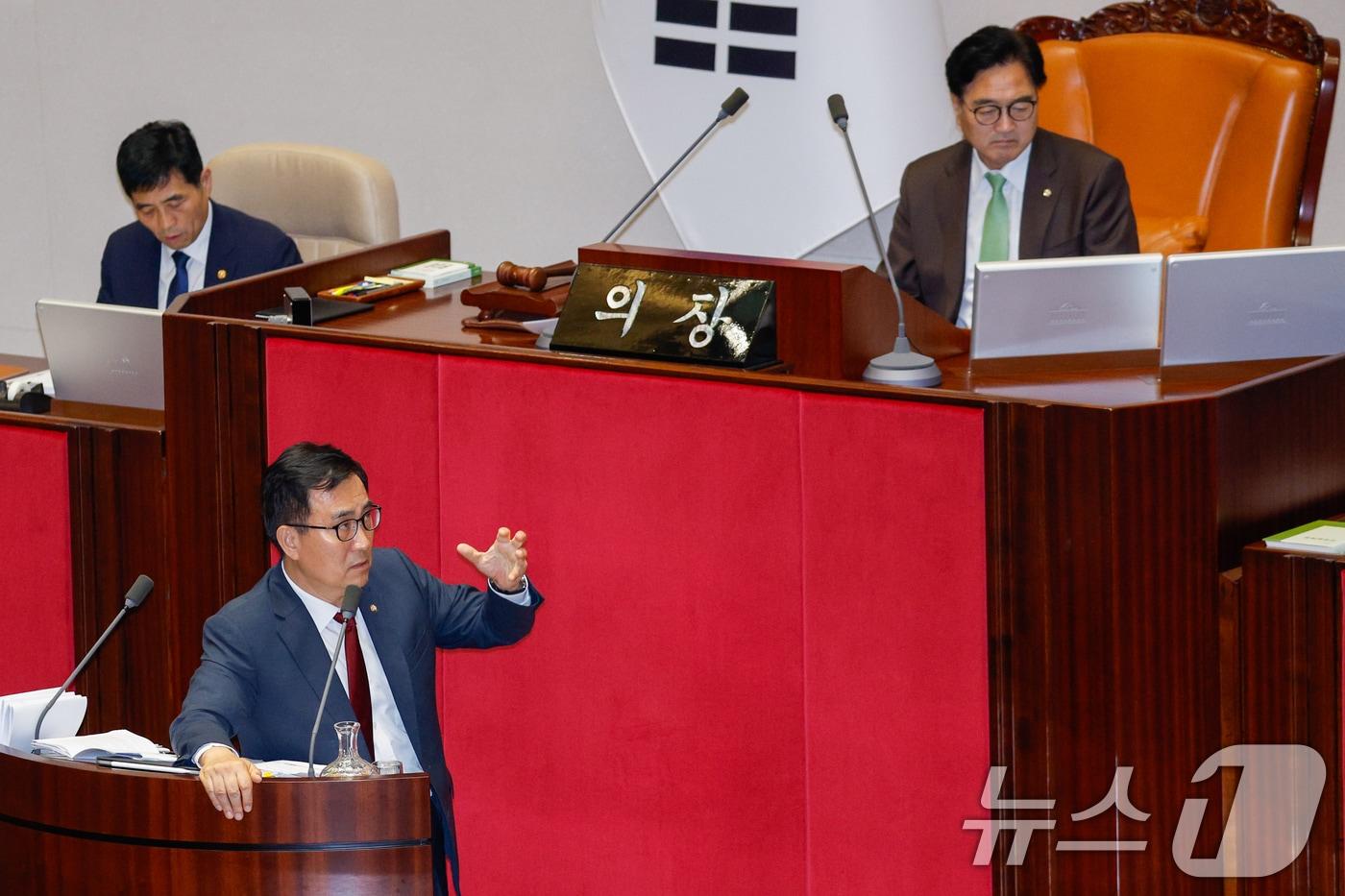 최형두 국민의힘 의원이 25일 오후 10시께 서울 여의도 국회에서 방통위법&#40;방송통신위원회의 설치 및 운영에 관한 법률 일부개정법률안&#41;에 반대하는 무제한 토론&#40;필리버스터&#41;을 5시간 가까이 이어가고 있다. 2024.7.25/뉴스1 ⓒ News1 안은나 기자