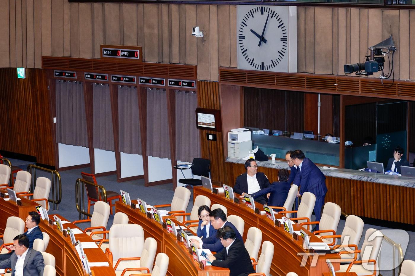 추경호 국민의힘 원내대표가 25일 오후 10시쯤 서울 여의도 국회에서 방통위법&#40;방송통신위원회의 설치 및 운영에 관한 법률 일부개정법률안&#41;에 반대하는 최형두 의원의 무제한 토론&#40;필리버스터&#41;을 들으며 주호영 의원 등과 대화하고 있다. 2024.7.25/뉴스1 ⓒ News1 안은나 기자