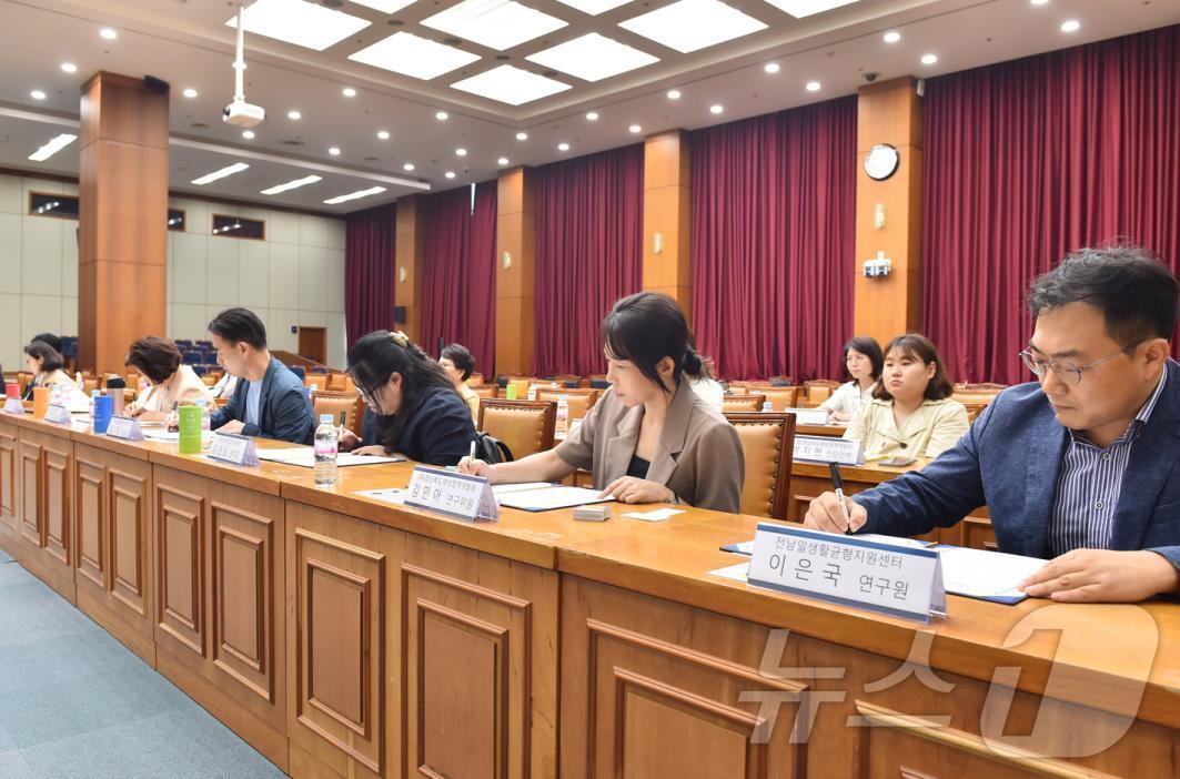 26일 부산시청에서 가족친화 인증기업 혜택 확대 제공 협약 기관 관계자들이 협약서를 작성하고 있다.2024.7.25.&#40;부산시청 제공&#41;