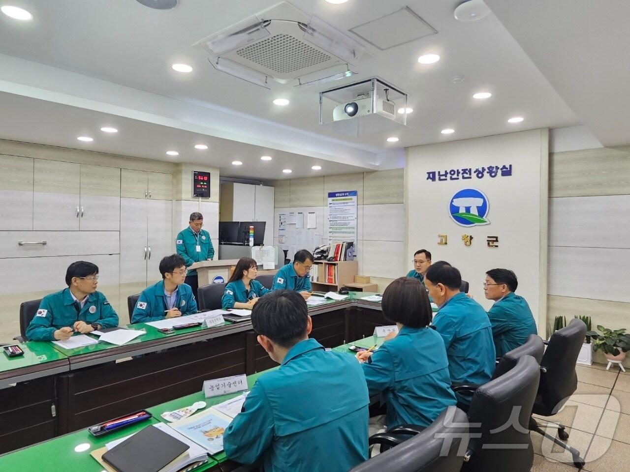 고창군이 폭염대응 점검회의를 열고 여름철 폭염 발생에 따른 대응에 나섰다. 김철태 부군수가 폭염대책 회의를 주재하고 있다.&#40;고창군 제공&#41;2024.7.26/뉴스1 