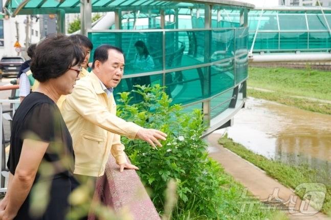 김지철 교육감이 지난 19일 폭우 침수피해를 입은 당진지역 학교 시설을 살펴보고 있다. &#40;충남교육청 제공&#41; /뉴스1