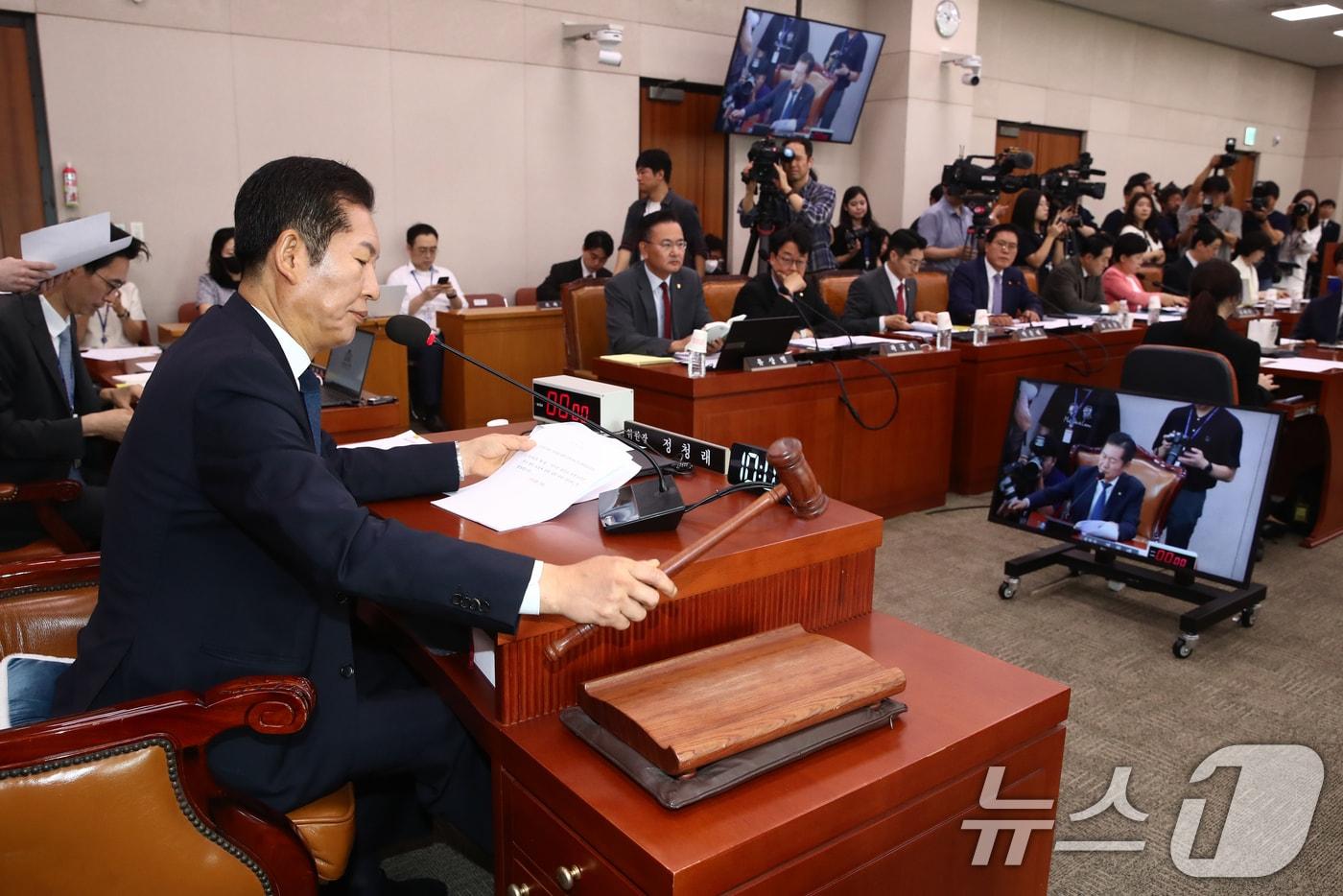 정청래 법사위원장이 26일 오전 서울 여의도 국회 법제사법위원회 전체회의장에서 열린 &#39;윤석열 대통령 탄핵소추안 발의 요청&#39; 국민동의 청원 관련 2차 청문회에서 의사봉을 두드리고 있다. 2024.7.26/뉴스1 ⓒ News1 이광호 기자