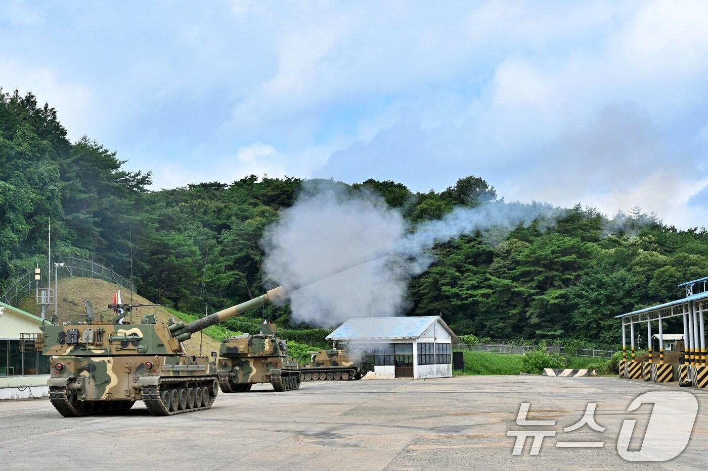 . 포병학교 장병들이 &#39;육군 국제과정&#39;에 참가한 교육생들에게 K9자주포 운용시범을 보이고 있다. &#40;육군 제공&#41; 2024.7.26/뉴스1