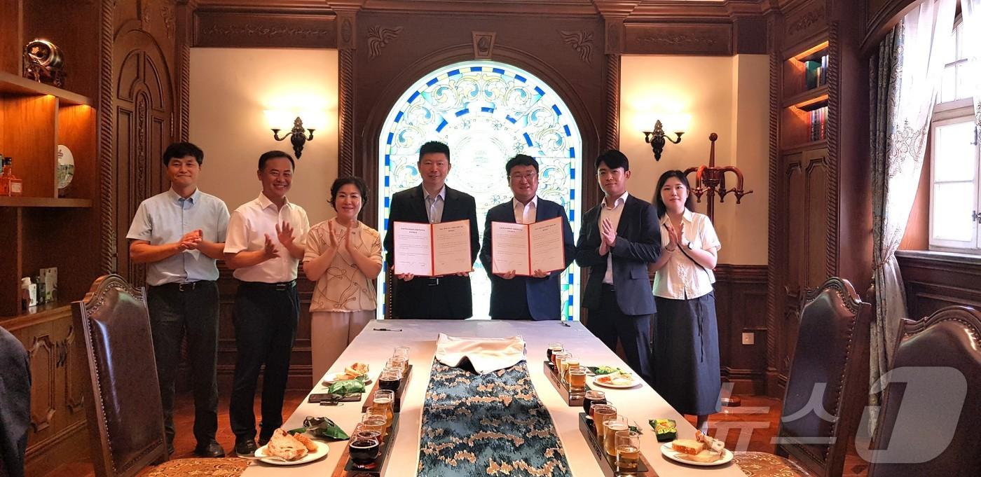 신원식 군산시 부시장&#40;왼쪽 다섯번째&#41;과 마닝 중국 칭다오맥주 그룹 해외 세일즈 총괄대표&#40;네번째&#41;가 업무협약을 체결하고 있다.&#40;군산시 제공&#41; 2024.7.26/뉴스1