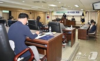 대전 중구의회가 26일 제260회 임시회 2차 본회의를 하고 있다.&#40;대전 중구의회 제공&#41;/뉴스1 