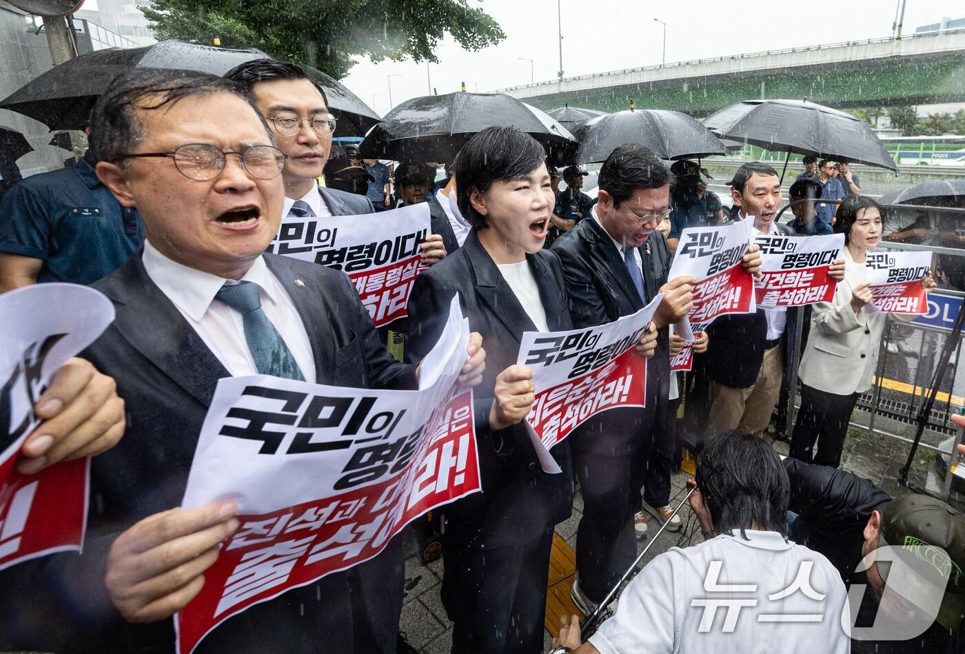 김승원 국회 법제사법위원회 더불어민주당 간사를 비롯한 야당 의원들이 26일 오후 서울 용산구 대통령관저 인근에서 열린 윤석열 대통령의 부인 김건희 여사 청문회 불출석 규탄 및 출석 촉구 기자회견에서 구호를 외치고 있다. 2024.7.26/뉴스1 ⓒ News1 이재명 기자