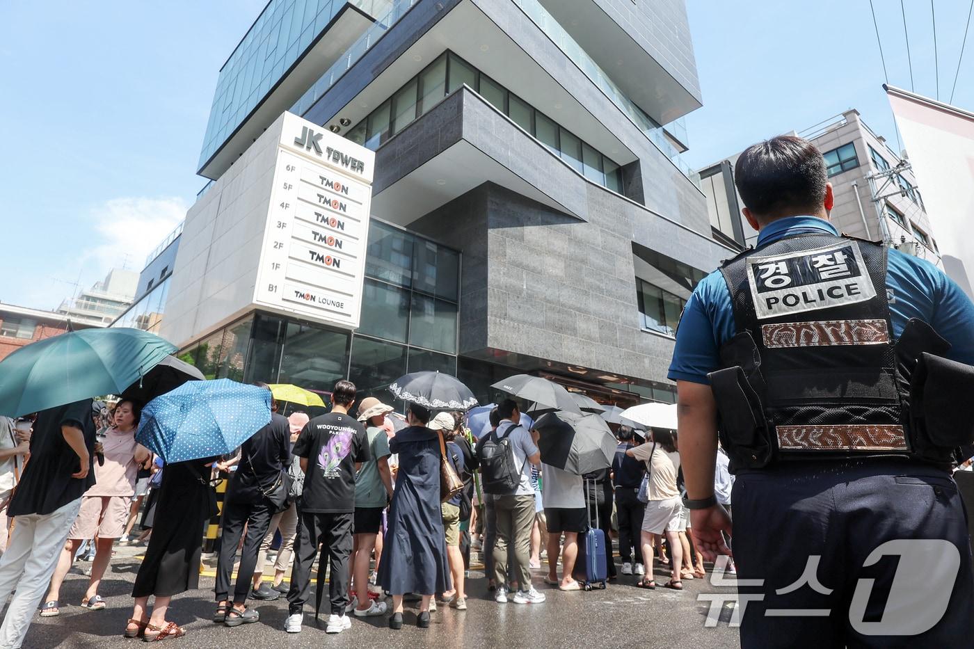 26일 오후 서울 강남구 티몬 신사옥 앞으로 &#39;판매 대금 미정산 사태&#39;로 피해를 입은 피해자들이 모여들자 경찰이 현장 질서 및 안전 유지에 나서고 있다. 2024.7.26/뉴스1 ⓒ News1 민경석 기자