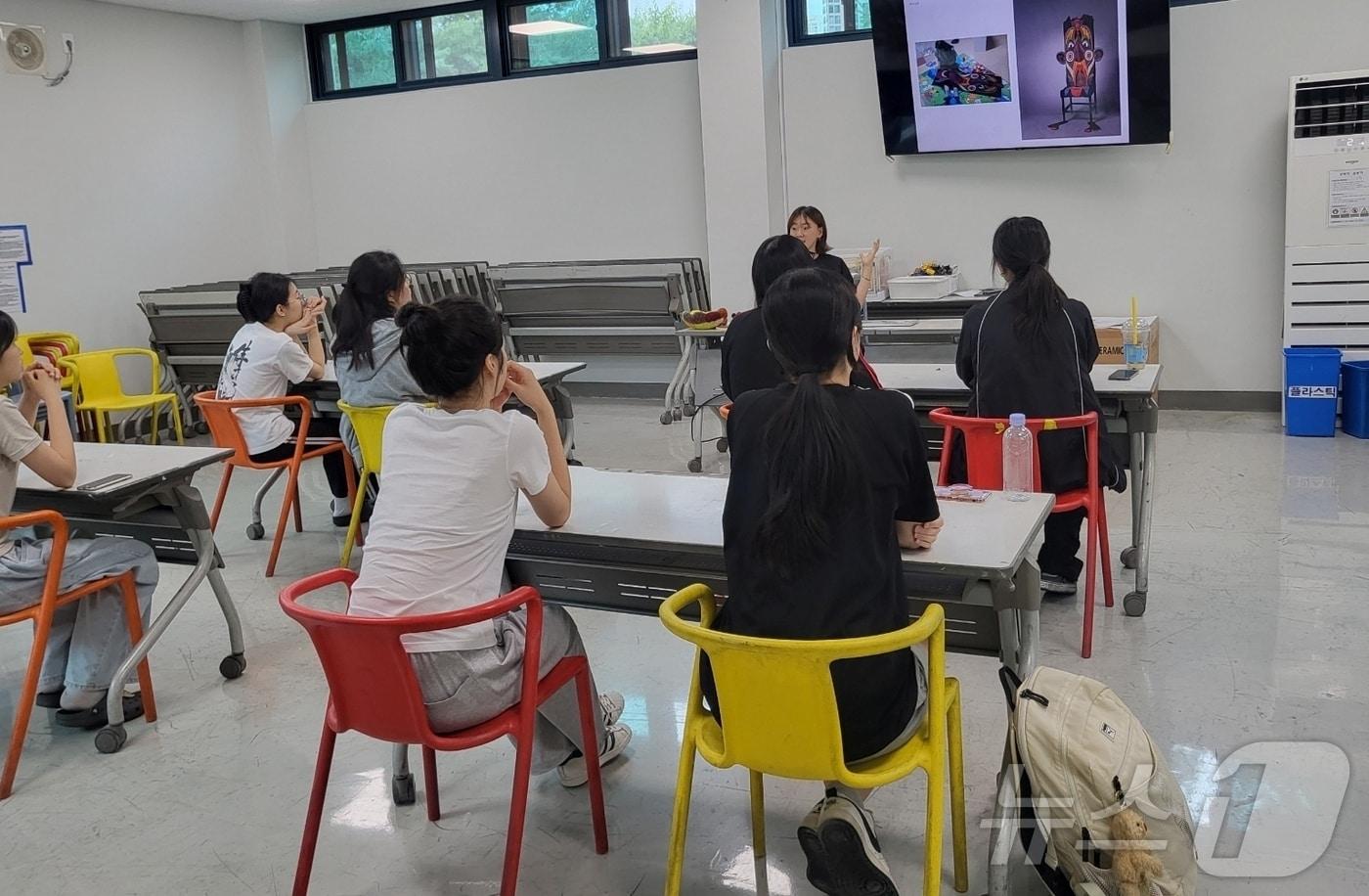 충북예술고등학교는 청주시 한국공예관과 연계한 공동교육과정 &#39;공예&#39; 교과를 운영한다.&#40;충북교육청 제공&#41;/뉴스1