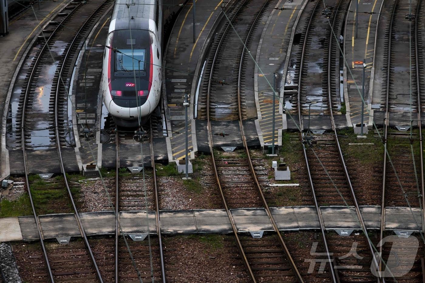 프랑스 고속철도 &#39;테제베&#39;&#40;TGV&#41;를 대상으로 한 방화 사건이 발생해 철도 운행에 심각한 차질이 발생했다고 AFP 통신이 26일&#40;현지시간&#41; 보도했다. 사진은 프랑스 고속열차 TGV의 모습. ⓒ AFP=뉴스1 ⓒ News1 이창규 기자