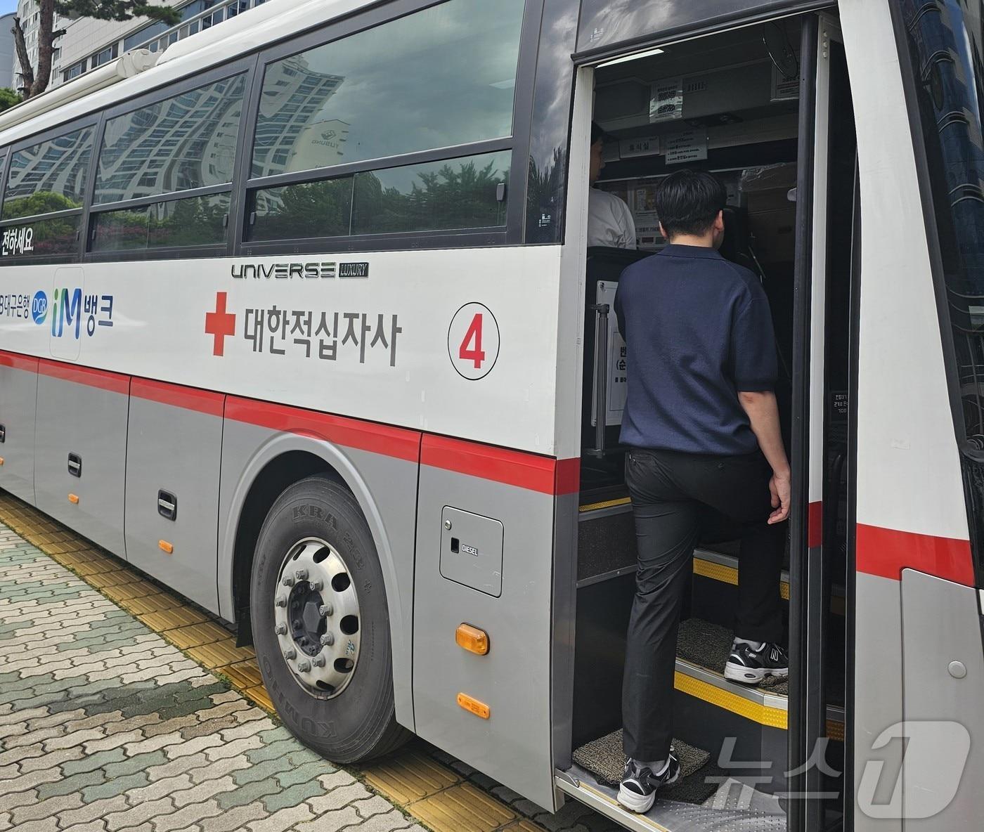 대구교육청 직원 40여명이 26일 &#39;생명 나눔·사랑의 헌혈 운동&#39;에 참여하고 있다. &#40;대구교육청 제공&#41; 2024.7.26/뉴스1