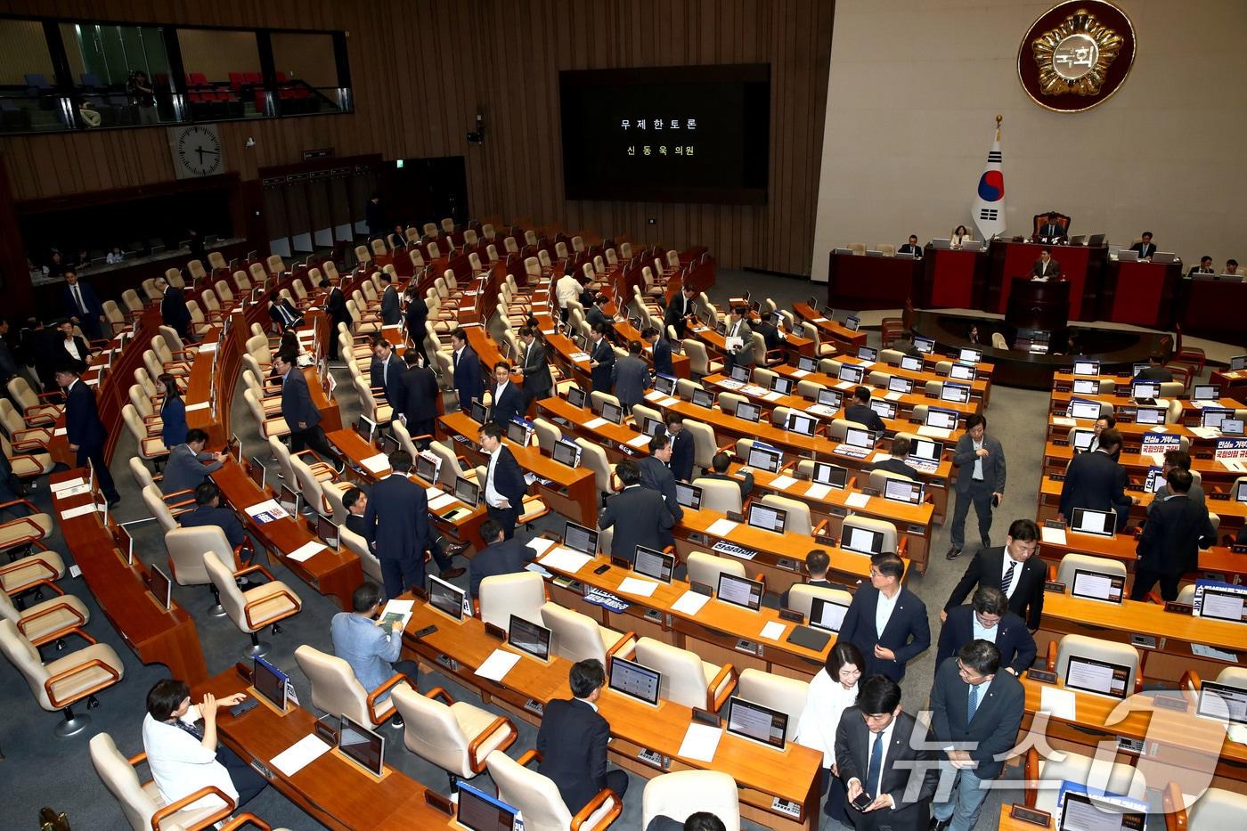 더불어민주당 의원들이 26일 오후 서울 여의도 국회에서 열린 본회의에서 방송법 일부개정법률안&#40;대안&#41;에 대한 신동욱 국민의힘 의원의 무제한토론&#40;필리버스터&#41;이 시작되자 회의장을 나가고 있다.2024.7.26/뉴스1 ⓒ News1 이광호 기자