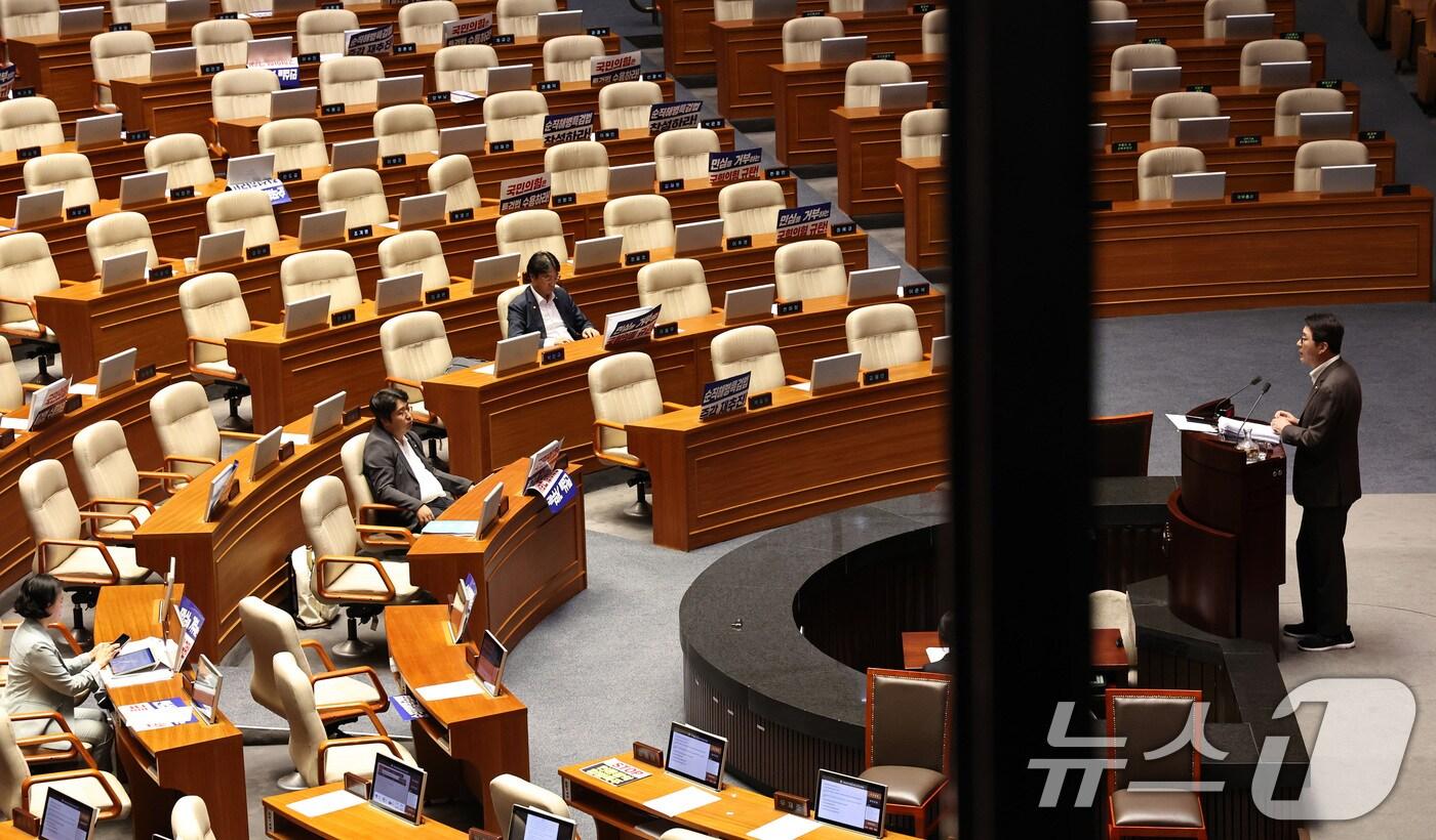 신동욱 국민의힘 의원이 26일 오후 서울 여의도 국회에서 열린 본회의에서 방송법 일부개정법률안&#40;대안&#41;에 대한 무제한토론&#40;필리버스터&#41;을 하고 있다.2024.7.26/뉴스1 ⓒ News1 구윤성 기자