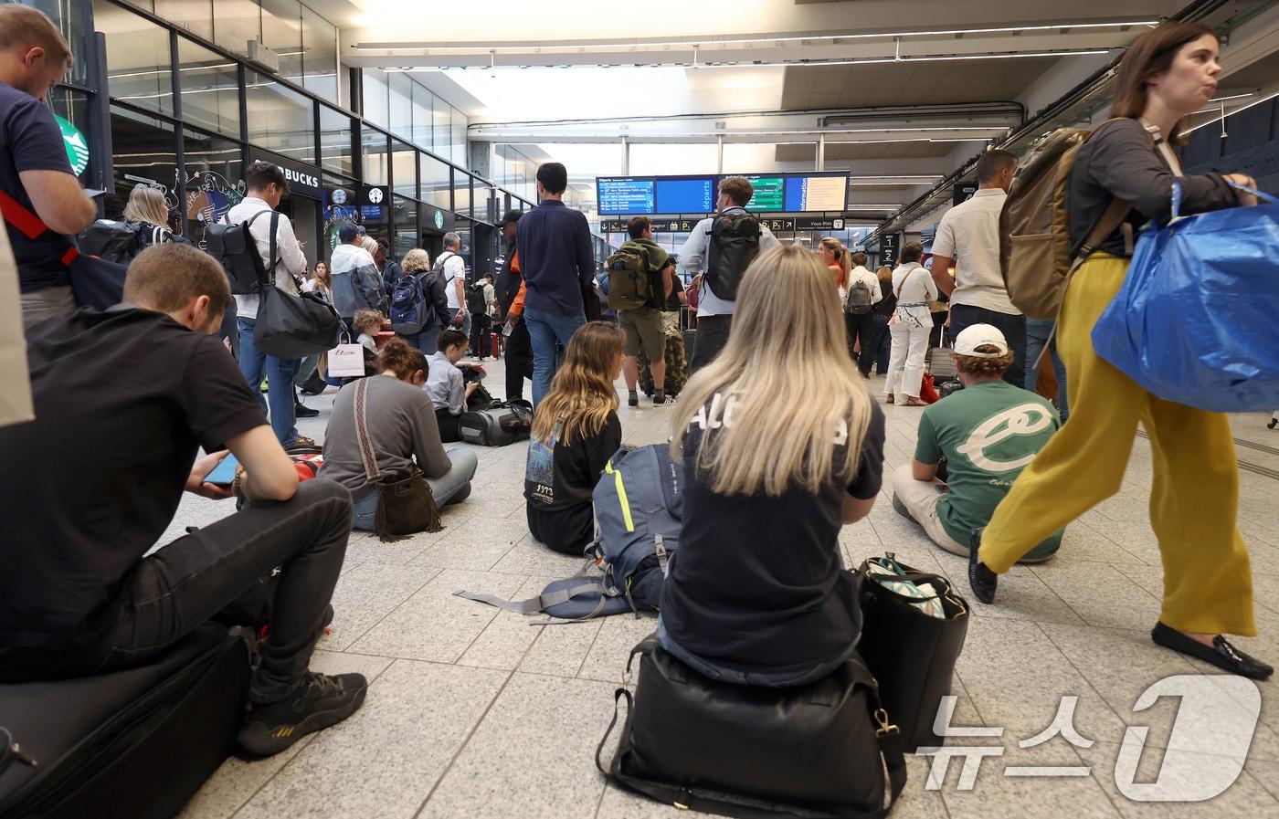 2024 파리 올림픽 개회식을 앞둔 파리에 고속철도 방화와 공항 폭탄 경보 등 사건사고가 이어지고 있는 26일 오후&#40;한국시간&#41; 프랑스 파리 몽파르나스역 철도 승강장에서 파리 시민들이 열차를 하염없이 기다리고 있다. 2024.7.26/뉴스1 ⓒ News1 박정호 기자