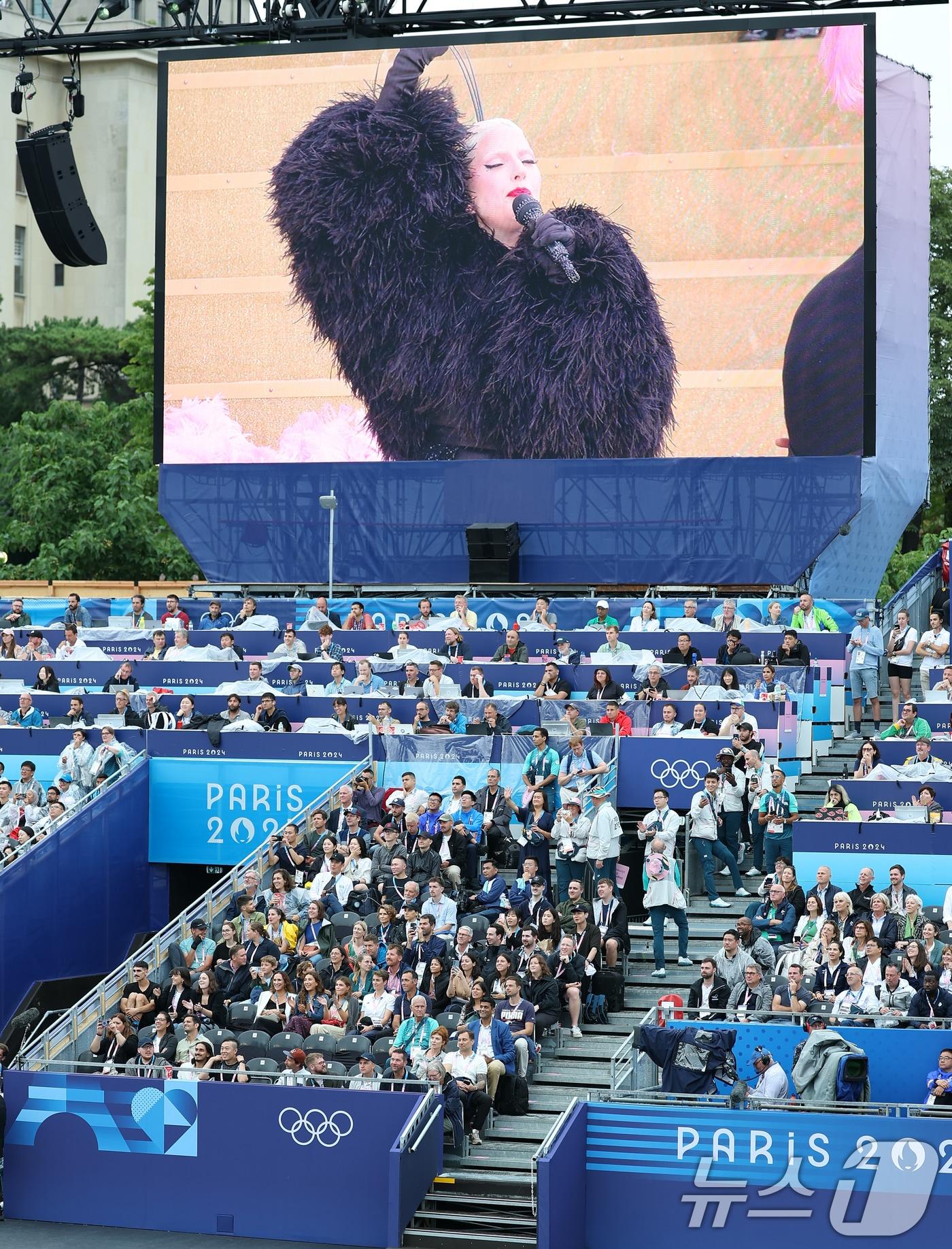 2024 파리올림픽 개막일인 27일&#40;한국시간&#41; 프랑스 파리 트로카데로광장에 설치된 개회식장에서 관객들이 레이디 가가의 축하공연을 보고 있다. &#40;공동취재&#41; 2024.7.27/뉴스1 ⓒ News1 이동해 기자