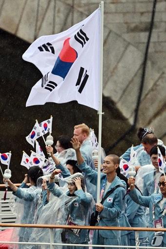 대한민국 올림픽 선수단의 기수 우상혁&#40;오른쪽&#41;과 김서영이 27일&#40;한국시간&#41; 프랑스 파리 센강 일대에서 열린 2024 파리올림픽 개회식에 참석하기 위해 배를 타고 퐁 샹쥬&#40;PONT AU CHANGE&#41; 아래를 통과하고 있다. &#40;공동취재&#41; 2024.7.27/뉴스1 ⓒ News1 이동해 기자