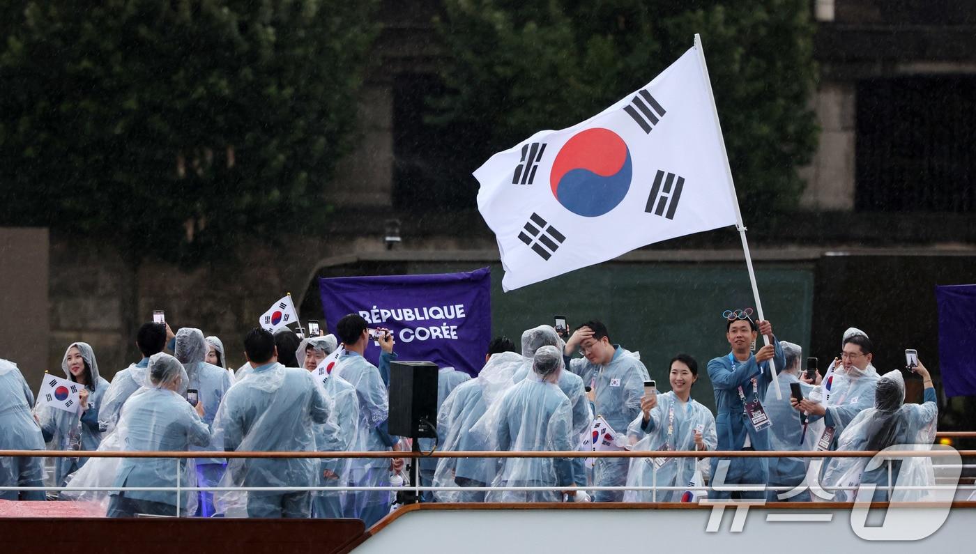 2024 파리 올림픽 개회식이 열린 27일&#40;한국시각&#41; 프랑스 파리 센강에서 대한민국 선수단을 태운 보트가 트로카데로 광장을 향해 수상 행진을 하고 있다. &#40;공동취재&#41; 2024.7.27/뉴스1 ⓒ News1 이동해 기자