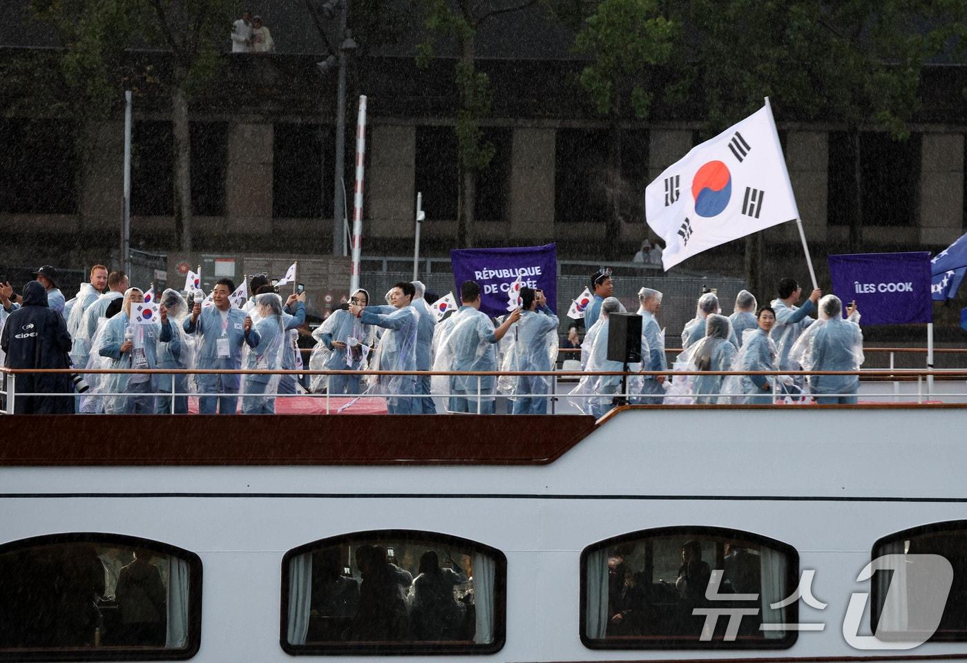 2024 파리 올림픽 개회식이 열린 27일&#40;한국시각&#41; 프랑스 파리 센강에서 대한민국 선수단을 태운 보트가 트로카데로 광장을 향해 수상 행진을 하고 있다. &#40;공동취재&#41; 2024.7.27/뉴스1 ⓒ News1 이동해 기자