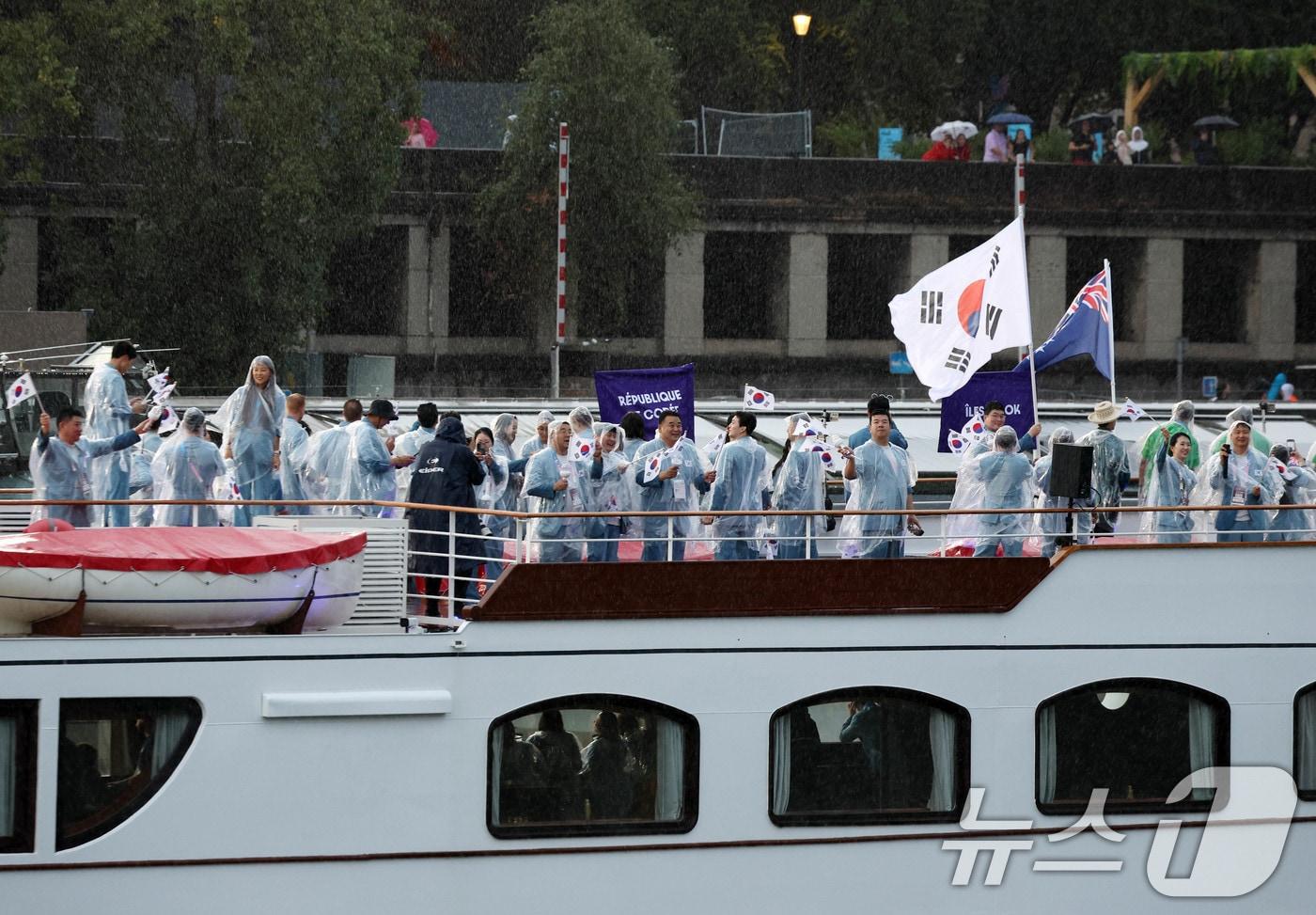 2024 파리 올림픽 개회식이 열린 27일&#40;한국시각&#41; 프랑스 파리 센강에서 대한민국 선수단을 태운 보트가 트로카데로 광장을 향해 수상 행진을 하고 있다. &#40;공동취재&#41; 2024.7.27/뉴스1 ⓒ News1 이동해 기자