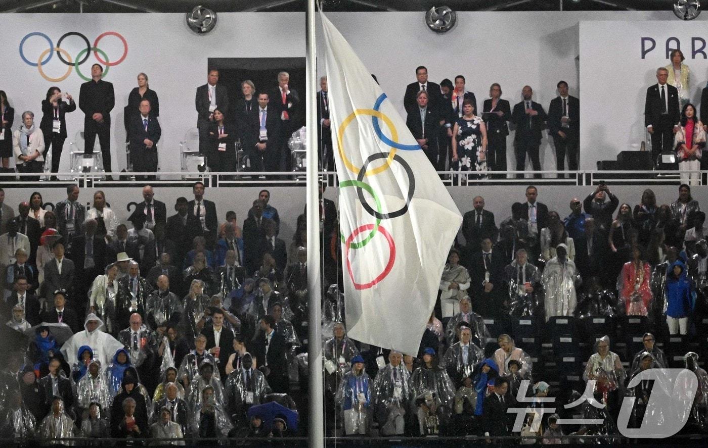 27일&#40;한국시간&#41; 프랑스 파리 트로카데로 광장에서 열린 2024 파리 올림픽 개회식에서 올림픽기가 거꾸로 게양돼 있다. &#40;공동취재&#41; 2024.7.27/뉴스1 ⓒ News1 이동해 기자