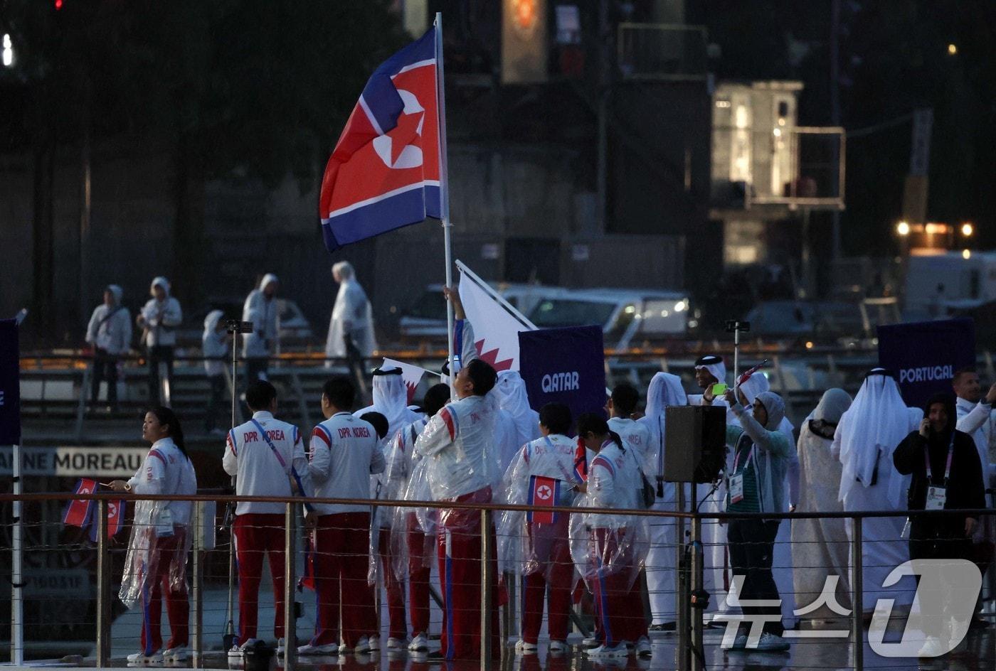 2024파리올림픽 개회식이 열린 27일&#40;한국시간&#41; 프랑스 파리 센강에서 북한 선수단이 배를 타고 입장하고 있다. &#40;공동취재&#41; 2024.7.27/뉴스1 ⓒ News1 이동해 기자