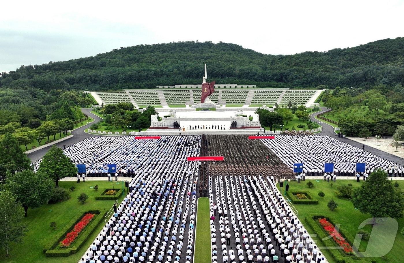 &#40;평양 노동신문=뉴스1&#41; = 북한 노동당 기관지 노동신문은 전승절&#40;한국전쟁 정전협정체결일&#41; 71주년을 맞은 27일 &#34;전승세대의 넋을 계승해 나가기 위한 청년전위들의 결의모임이 26일 조국해방전쟁 참전열사묘 앞에서 진행됐다＂라고 보도했다. [국내에서만 사용가능. 재배포 금지. DB 금지. For Use Only in the Republic of Korea. Redistribution Prohibited] rodongphoto@news1.kr