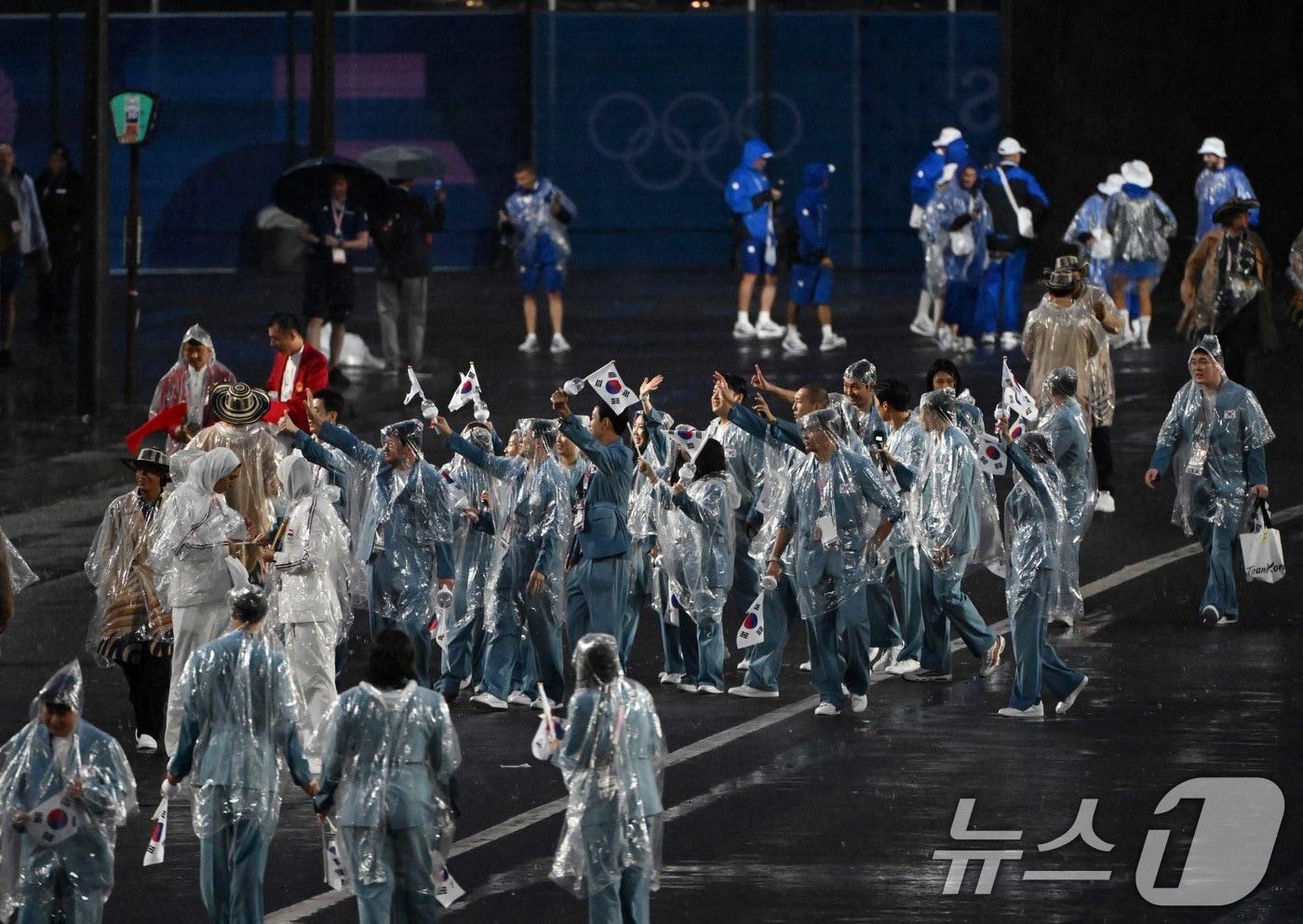 2024 파리올림픽 개회식이 열린 27일&#40;한국시간&#41; 프랑스 파리 센강을 따라 선상행진을 마친 대한민국 선수들이 트로카데로광장에 설치된 개회식장에 들어서고 있다. &#40;공동취재&#41; 2024.7.27/뉴스1 ⓒ News1 이동해 기자