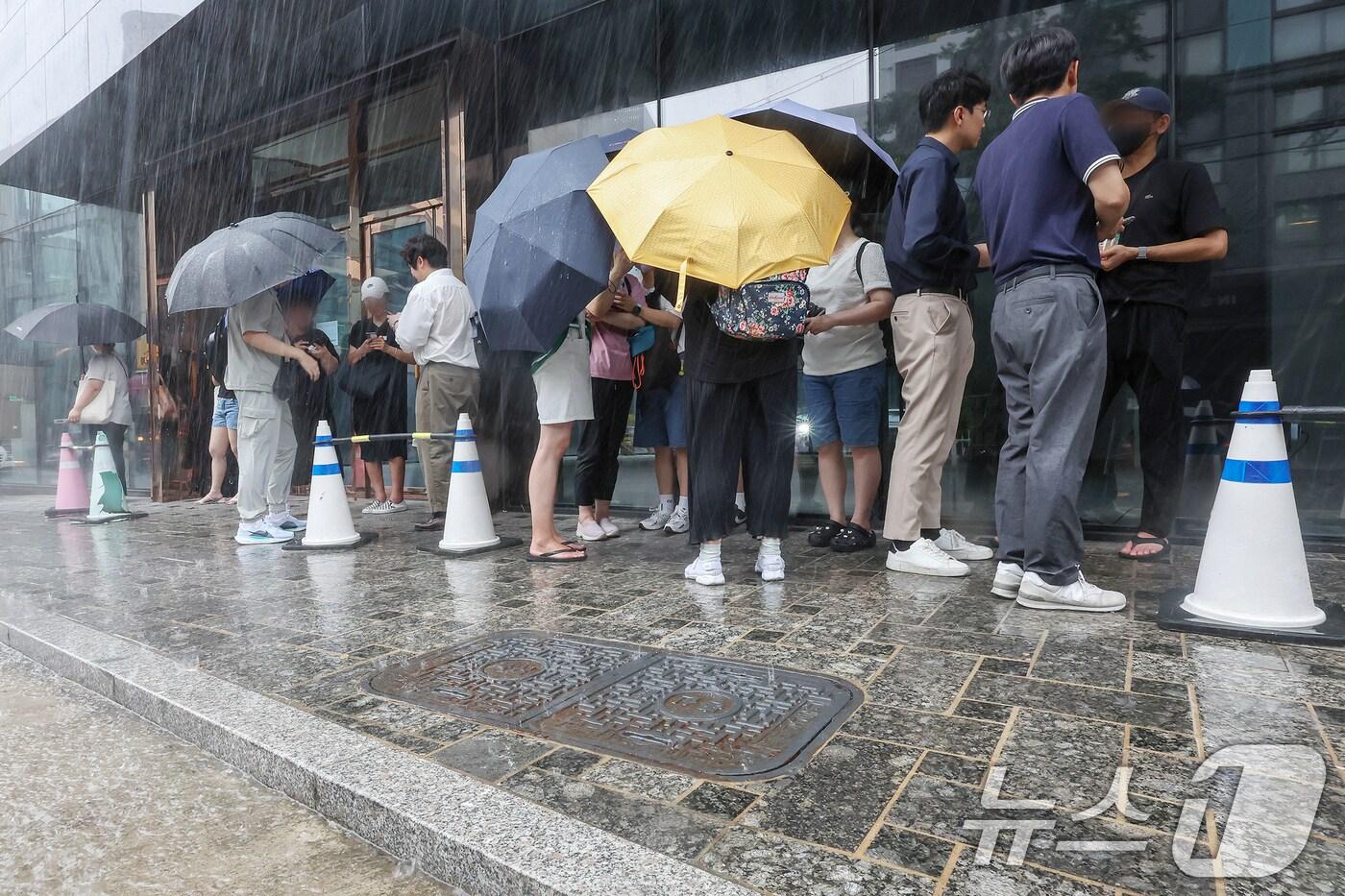 27일 오후 서울 강남구 티몬 신사옥 앞에서 &#39;판매 대금 미정산 사태&#39;로 피해를 입은 소비자들이 사측에 환불을 요구하며 기다리고 있다. 피해자들은 전날 사측이 환불자금 부족을 이유로 10억원 이상 집행 불가 상황을 전하자 대거 귀가했으며, 건물 안에 남아있던 200여명도 이날 경찰에 의해 해산되며 사옥은 다시 폐쇄됐다. 2024.7.27/뉴스1 ⓒ News1 민경석 기자