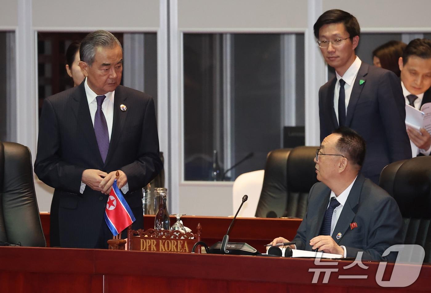 리영철 주라오스 북한대사가 27일&#40;현지시간&#41; 오후 라오스 비엔티안 국립컨벤션센터에서 열린 아세안지역안보포럼&#40;ARF&#41;에서 왕이 중국 공산당 중앙외사판공실 주임 겸 외교부장과 대화를 나누고 있다. &#40;공동취재&#41; 2024.7.27/뉴스1 ⓒ News1 오대일 기자