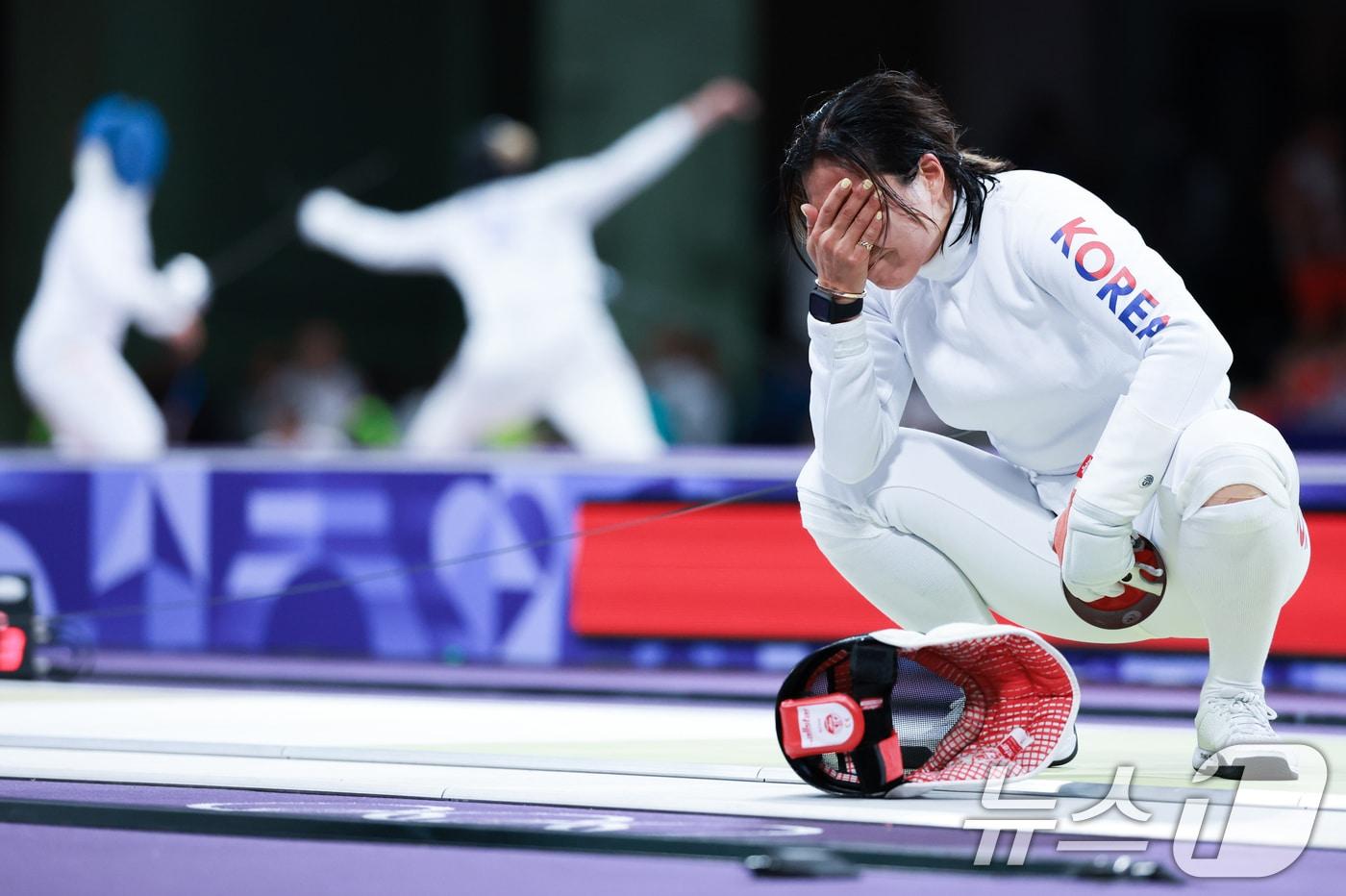 대한민국 펜싱 대표팀 강영미 선수가 27일 오후&#40;한국시간&#41; 프랑스 파리 그랑 팔레에서 열린 &#39;2024 파리올림픽&#39; 여자 에페 개인 32강 에스토니아 넬리 디퍼드 선수와의 경기에서 14대 13으로 패배한 후 아쉬워하고 있다. 2024.7.27/뉴스1 ⓒ News1 박정호 기자