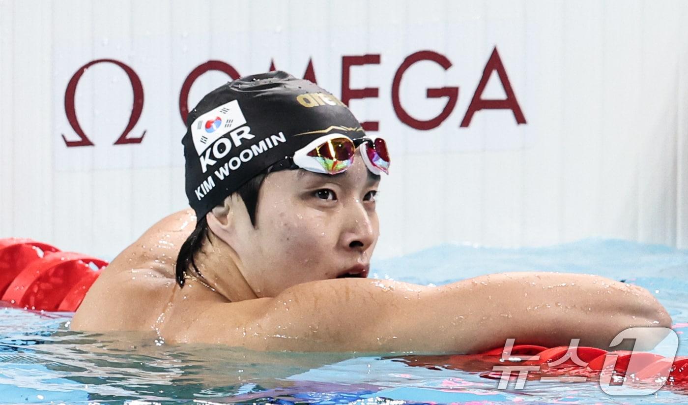 대한민국 수영대표팀 김우민이 27일&#40;한국시간&#41; 프랑스 파리 라데팡스에서 열린 남자 400M 자유형 예선 경기를 마친 후 기록을 살펴보고 있다. 2024.7.27/뉴스1 ⓒ News1 이동해 기자