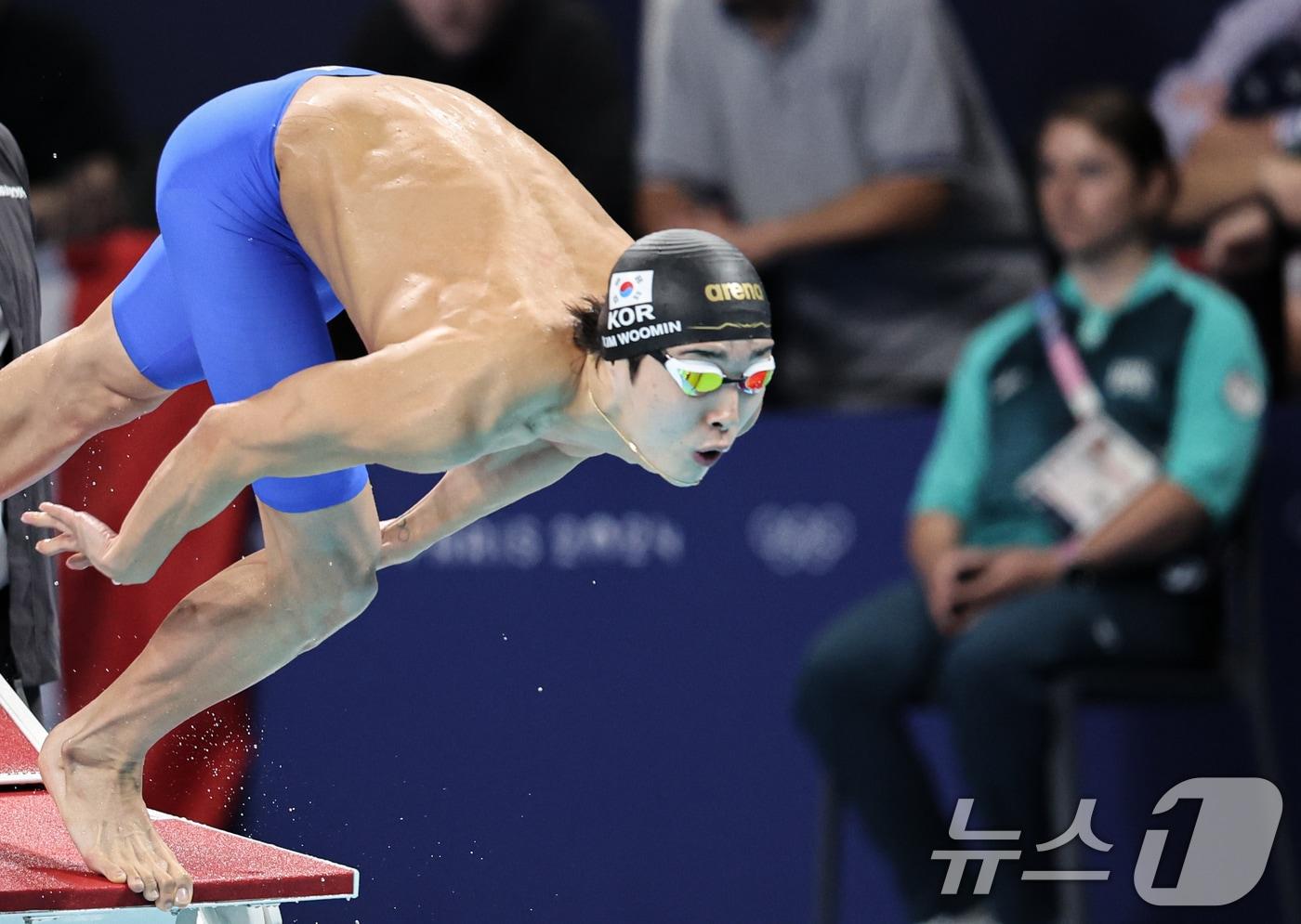 대한민국 수영대표팀 김우민이 28일&#40;한국시간&#41; 프랑스 파리 라데팡스에서 열린 남자 400M 자유형 결승 경기에서 역영하고 있다. 2024.7.28/뉴스1 ⓒ News1 이동해 기자