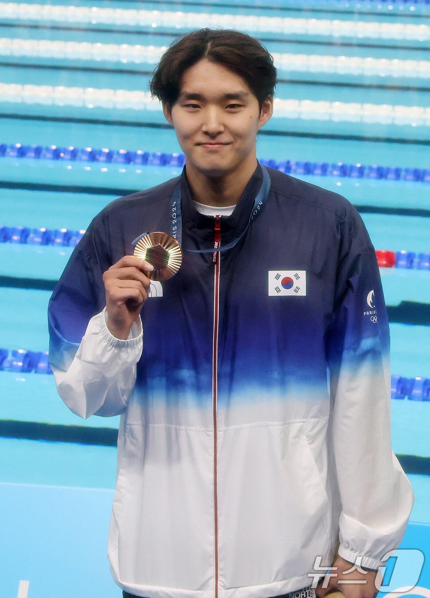 28일&#40;한국시간&#41; 프랑스 파리 라데팡스에서 열린 남자 400M 자유형 결승에서 동메달을 차지한 김우민이 시상식을 마친 뒤 기념촬영을 하고 있다. 2024.7.28/뉴스1 ⓒ News1 이동해 기자