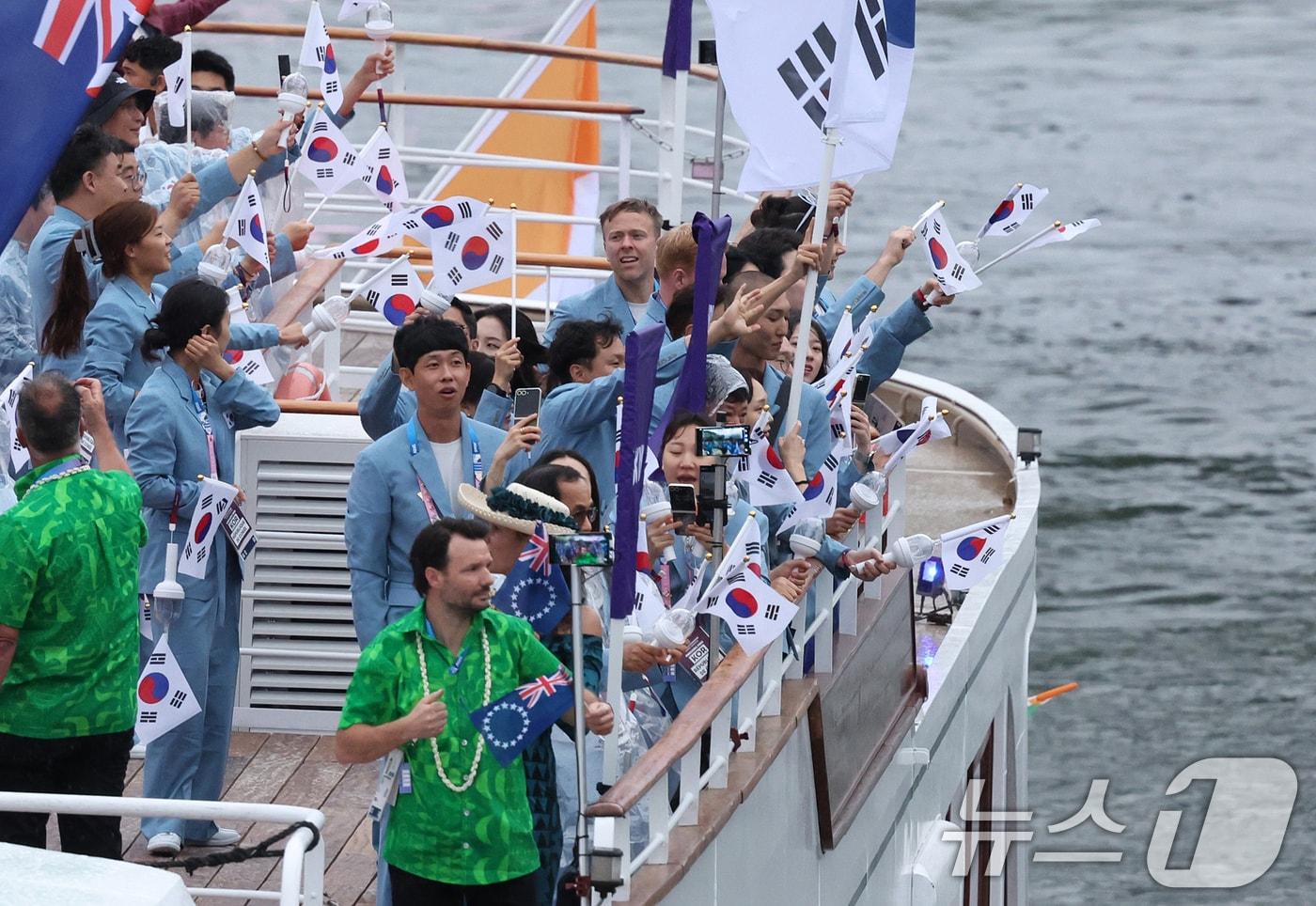 삼성전자가 28일 2024 파리 올림픽 개막식에서 &#39;갤럭시 S24 울트라&#39;를 통해 혁신적인 시청 경험을 제공했다고 밝혔다. 사진은 26일&#40;현지시간&#41; 프랑스 파리 센강에서 진행된 올림픽 개막식 퍼레이드 대한민국 선수단 보트에 생중계를 위해 설치된 &#39;갤럭시 S24 울트라&#39; 모습. &#40;삼성전자 제공&#41; 2024.7.28/뉴스1 ⓒ News1 송원영 기자