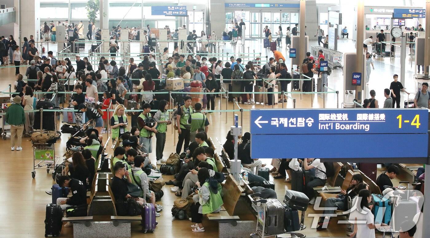 본격적인 여름 휴가철이 시작된 28일 오전 인천국제공항 1터미널이 해외여행을 떠나는 여행객들로 북적이고 있다. 2024.7.28/뉴스1 ⓒ News1 임세영 기자