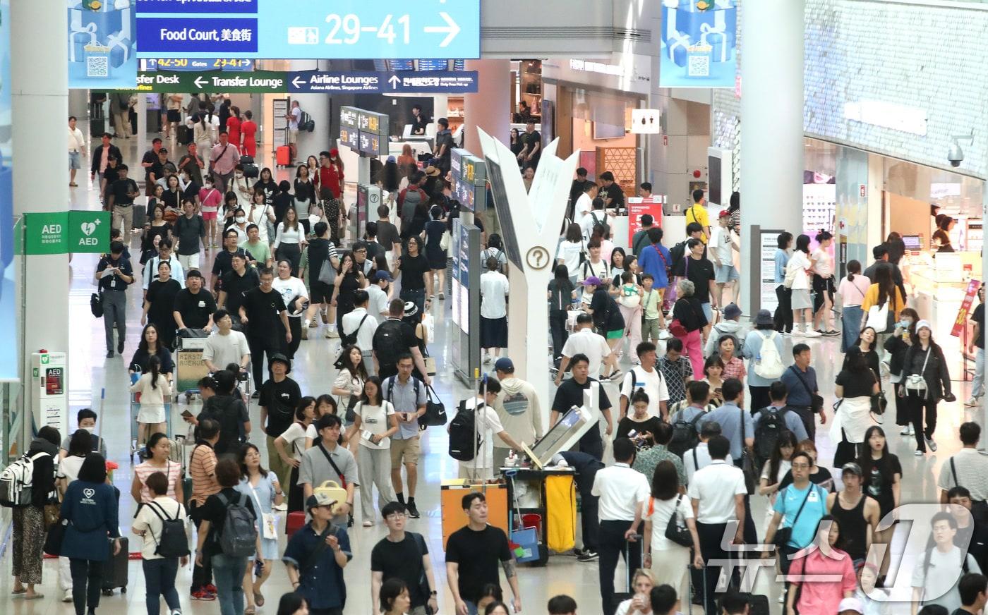 본격적인 여름 휴가철이 시작된 28일 오전 인천국제공항 면세구역이 해외여행을 떠나는 여행객들로 북적이고 있다. 2024.7.28/뉴스1 ⓒ News1 임세영 기자