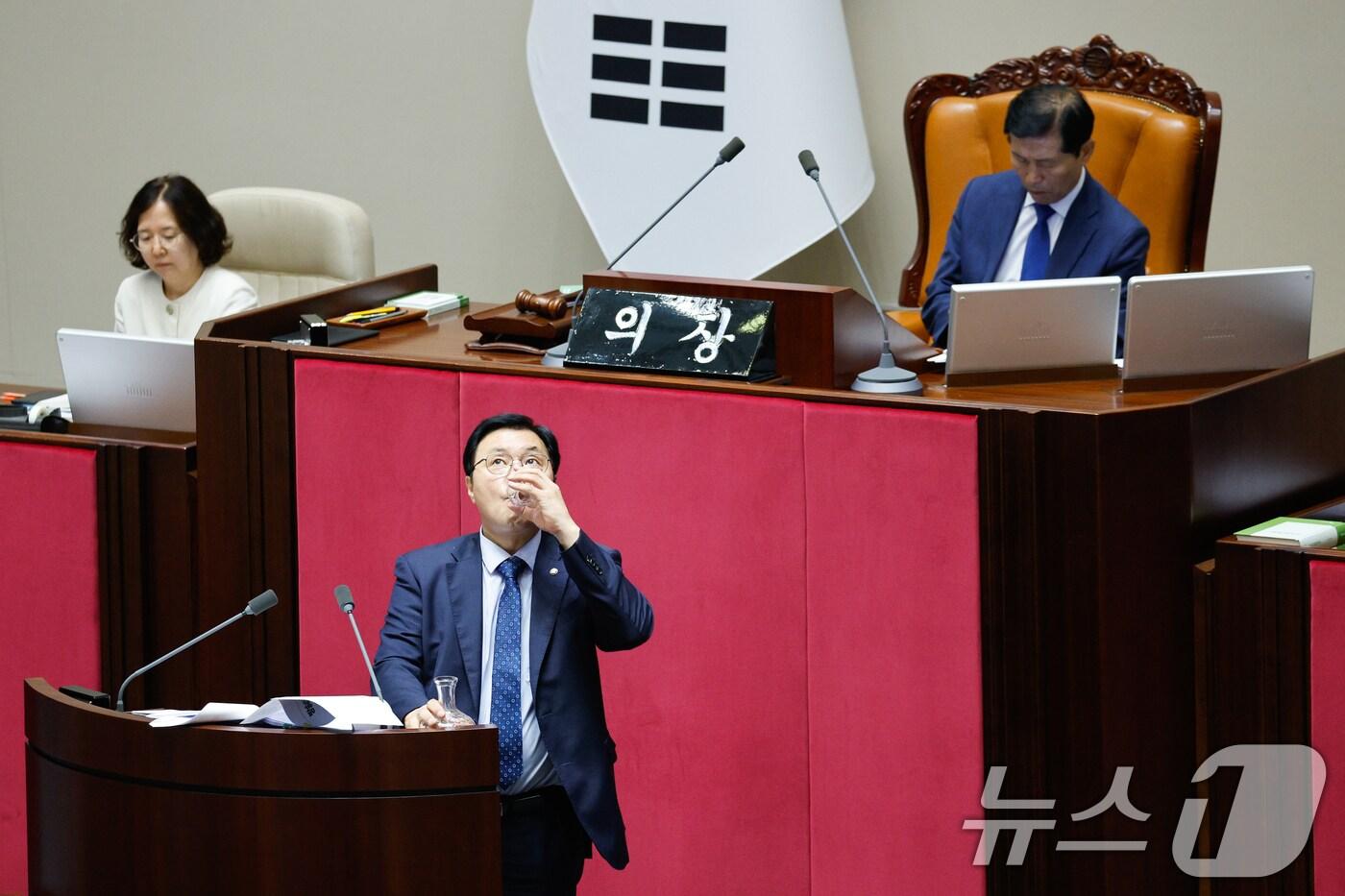 조계원 더불어민주당 의원이 28일 오전 서울 여의도 국회 본회의장에서 방송문화진흥회법&#40;방문진법&#41; 개정안에 찬성하는 무제한 토론&#40;필리버스터&#41;을 하던 중 물을 마시고 있다. 2024.7.28/뉴스1 ⓒ News1 안은나 기자