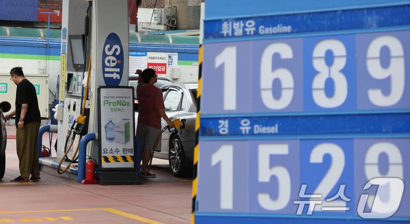 서울의 한 주유소에서 운전자들이 주유를 하고 있는 모습. 2024.7.28/뉴스1 ⓒ News1 신웅수 기자