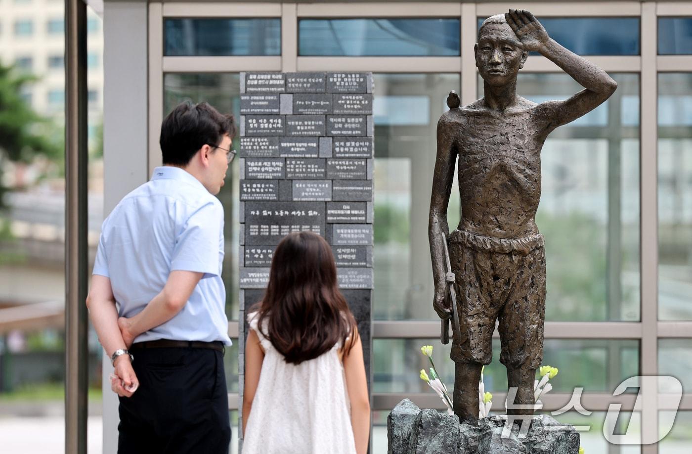 28일 오전 서울 용산구 용산역을 찾은 시민들이 강제징용 노동자상을 바라보고 있다. 세계유산위원회&#40;WHC&#41;는 27일&#40;현지시간&#41; 인도 뉴델리에서 열린 제46차 유네스코 전체회의에서 일본의 사도광산을 세계유산 등재를 결정했다. 정부는 사도광산 등재에 동의한 건에 대해 일본이 조선인 강제 노역 사실을 알리는 전시 공간을 확보하는 조건을 내세운 것으로 알려졌다. 2024.7.28/뉴스1 ⓒ News1 장수영 기자