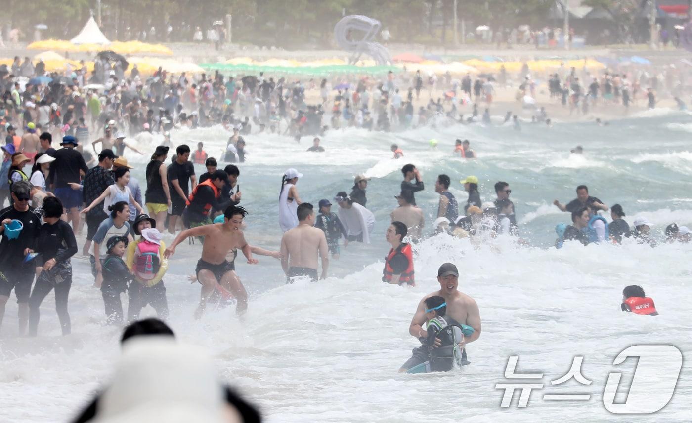  28일 부산 해운대해수욕장을 찾은 피서객들이 물놀이를 하고 있다. 2024.7.28/뉴스1 ⓒ News1 윤일지 기자