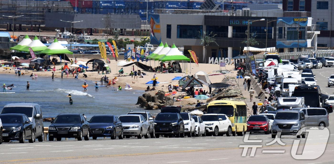 경북 포항시 전역에 폭염특보가 발령 중인 28일 북구 흥해읍 용한리 해안도로에 피서객들이 타고 온 차량들이 줄지어 서 있다. 2024.7.28/뉴스1 ⓒ News1 최창호 기자