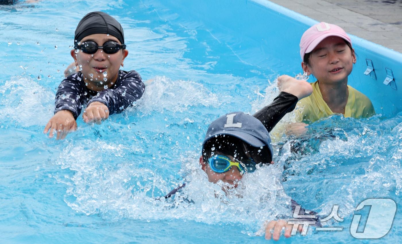 장맛비가 물러나고 폭염이 찾아온 28일 오전 서울 송파구 올림픽공원에서 개장한 가가호호 올림픽 물놀이장을 찾은 어린이들이 물놀이를 하며 더위를 식히고 있다. 2024.7.28/뉴스1 ⓒ News1 장수영 기자