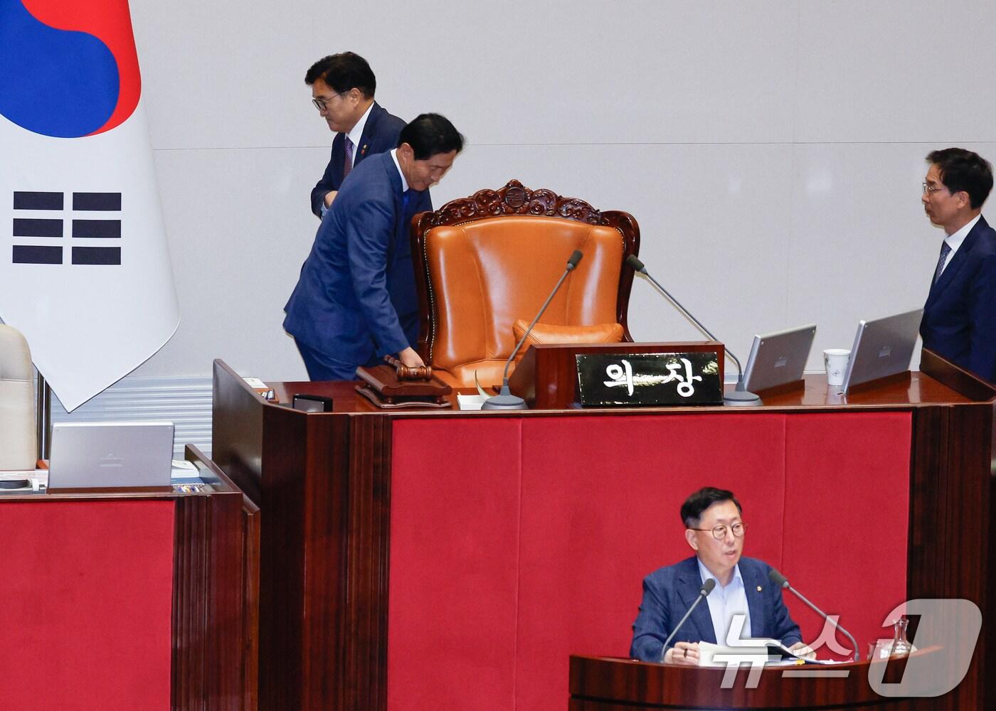 우원식 국회의장이 28일 오후 서울 여의도 국회 본회의장에서 방송문화진흥회법&#40;방문진법&#41; 개정안에 반대하는 유용원 국민의힘 의원 무제한 토론&#40;필리버스터&#41; 사회를 보던 중 이학영 부의장과 교대하고 있다. 2024.7.28/뉴스1 ⓒ News1 안은나 기자