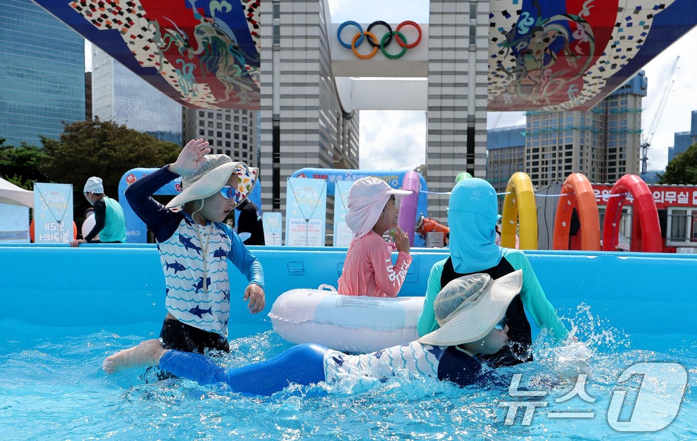 장맛비가 물러나고 폭염이 찾아온 지난 28일 오전 서울 송파구 올림픽공원에서 개장한 가가호호 올림픽 물놀이장을 찾은 어린이들이 물놀이를 하며 더위를 식히고 있다. /뉴스1 ⓒ News1 장수영 기자