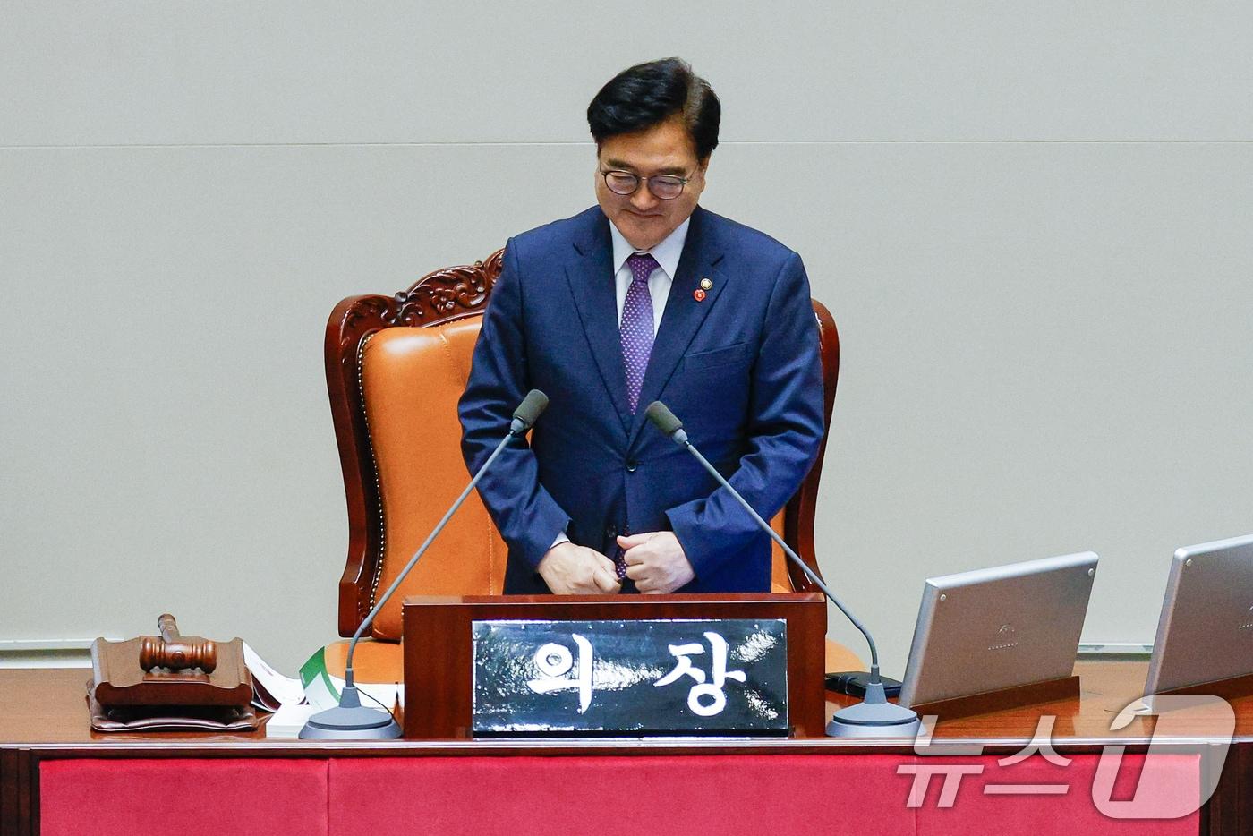 우원식 국회의장이 28일 오후 서울 여의도 국회 본회의장에서 방송문화진흥회법&#40;방문진법&#41; 개정안에 반대하는 유용원 국민의힘 의원 무제한 토론&#40;필리버스터&#41; 사회를 보던 중 잠시 자리에서 일어나 몸을 풀고 있다. 2024.7.28/뉴스1 ⓒ News1 안은나 기자