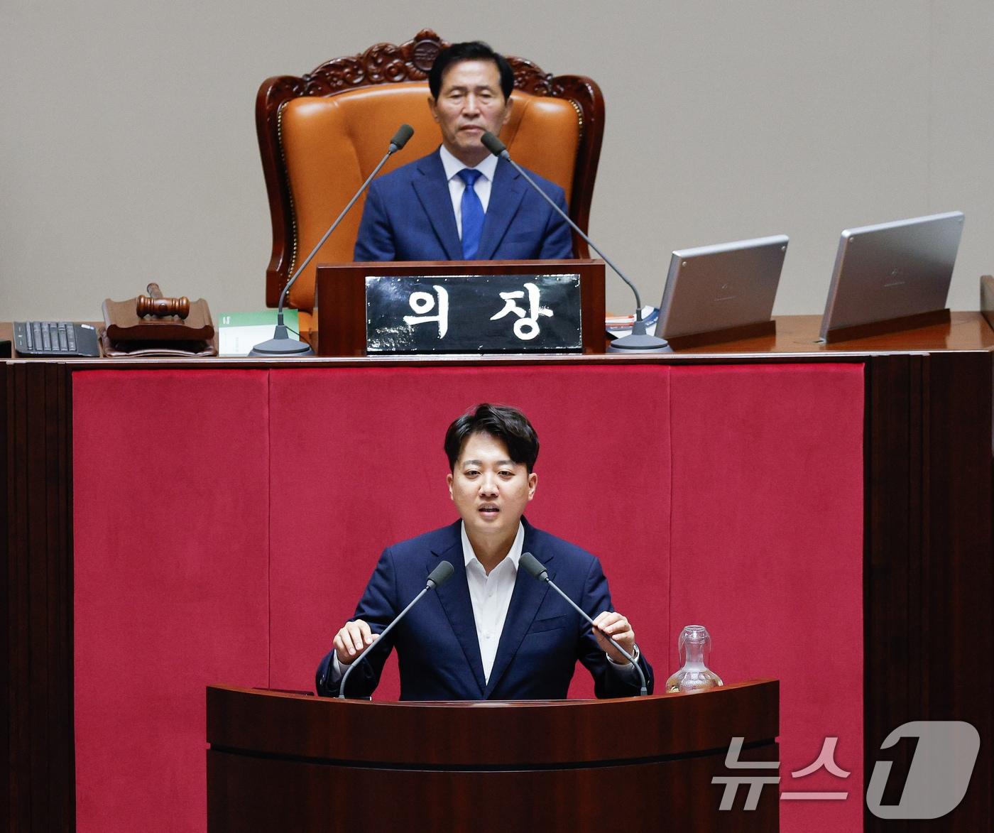 이준석 개혁신당 의원이 28일 오후 서울 여의도 국회 본회의장에서 방송문화진흥회법&#40;방문진법&#41; 개정안에 대한 무제한 토론&#40;필리버스터&#41;을 하고 있다. 2024.7.28/뉴스1 ⓒ News1 안은나 기자